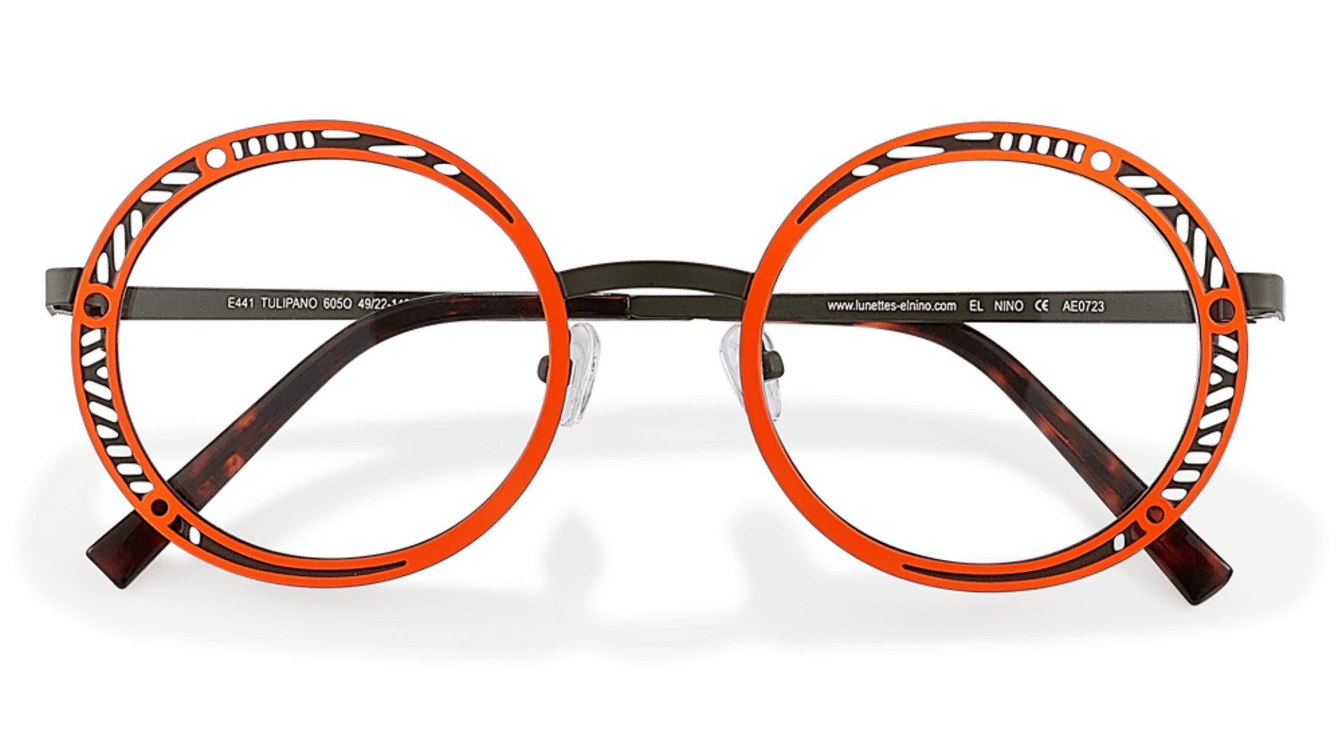 Runde Brille mit kräftigem orangefarbenem Rand und dunkelbraunen Bügeln, präsentiert auf einem weißen Ständer in Form eines stilisierten Gesichts mit Schnurrbart und Nasenumriss.