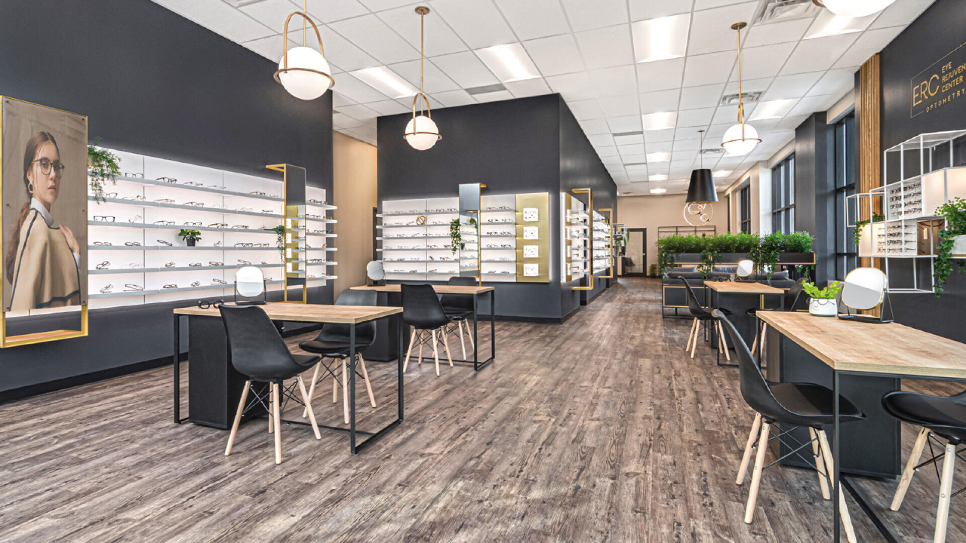 Moderne Optikerpraxis mit großen Fenstern, eleganten Möbeln in Schwarz und Holz, Regalen mit Brillen, Topfpflanzen, Hängelampen und dem Porträt einer Frau mit Brille an der Wand.