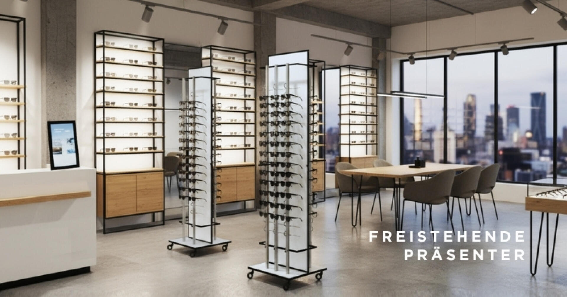 Modernes Brillengeschäft mit Blick auf die Stadt, mit mehreren Brillen- und Sonnenbrillenständern, Holzschränken, Tischen und Stühlen. Der Text lautet "FREISTEHENDE PRÄSENTER.".