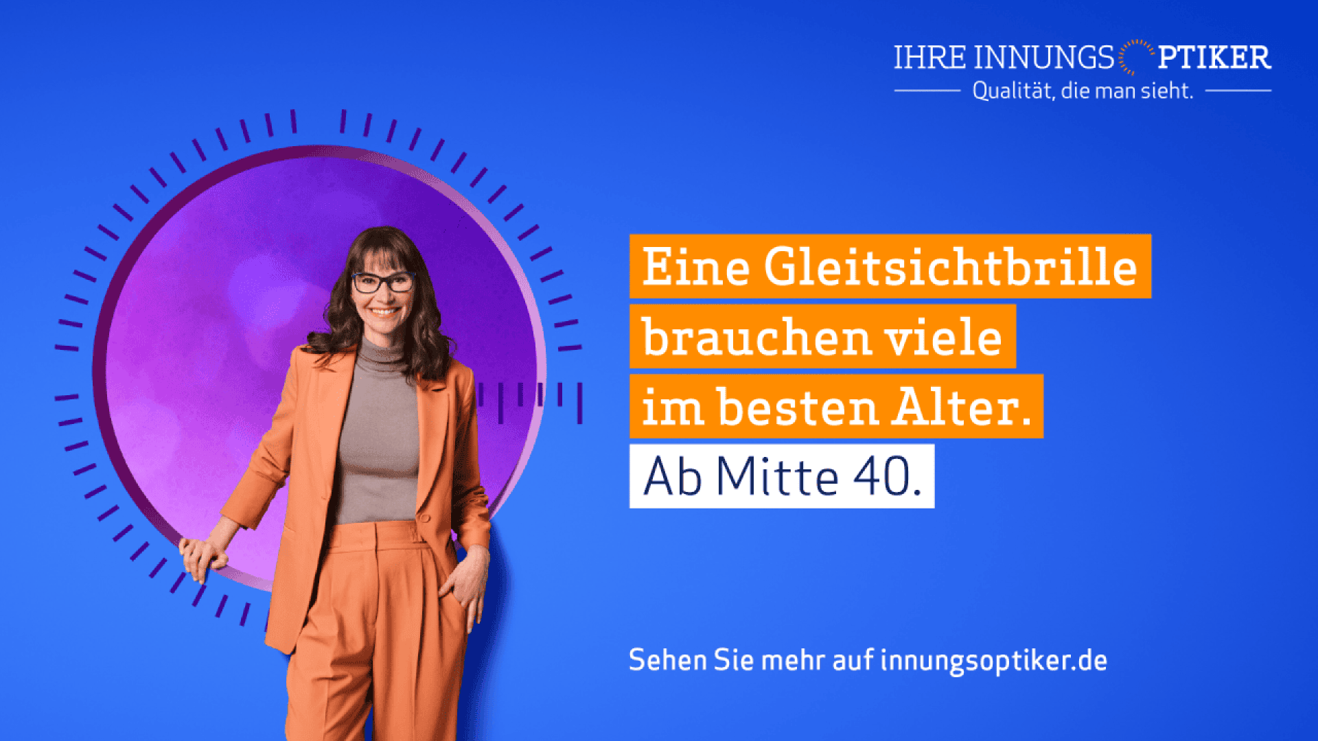 A smiling woman with glasses stands in front of a purple semicircle and blue background. German text promotes progressive lenses for people in their 40s from “IHRE INNUNGSOPTIKER.”.
