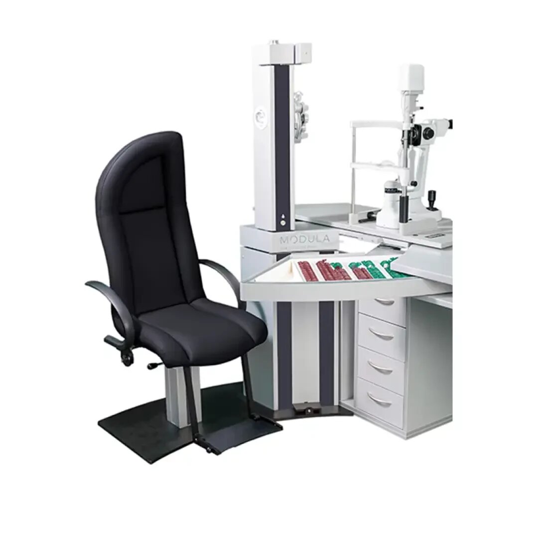 Ein moderner Untersuchungsplatz für die Augenheilkunde mit einem schwarzen ergonomischen Stuhl, einem Sehtestgerät und geordneten Schubladen mit Testlinsen und Werkzeugen vor einem schlichten weißen Hintergrund.