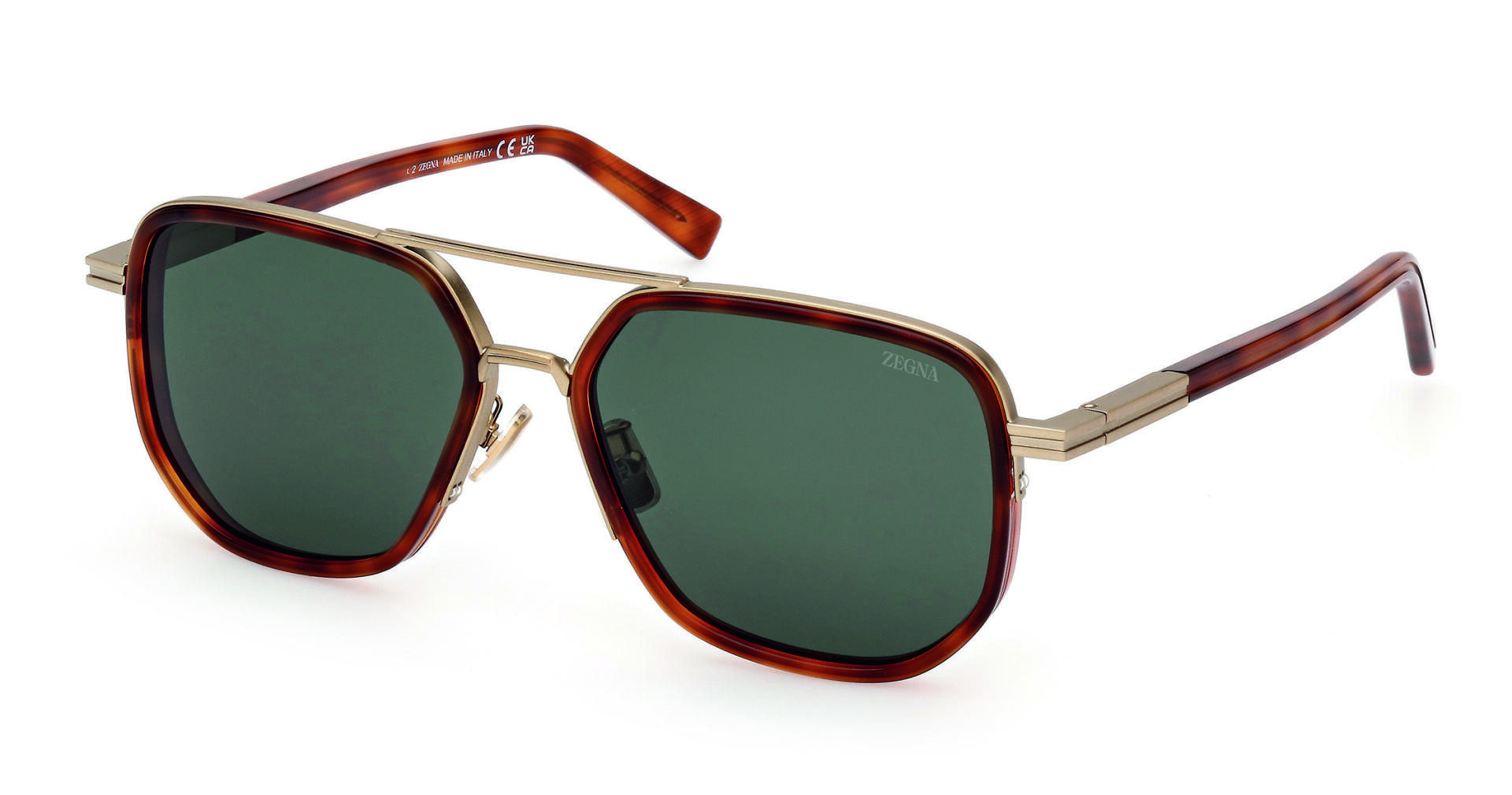 Eine Sonnenbrille mit grünen Gläsern, goldenen Metallrahmen und braunen Schildpatt-Akzenten an den Rändern und Bügeln. Das Design ist kantig mit einem doppelten Steg und einem dezenten Branding auf dem Glas.