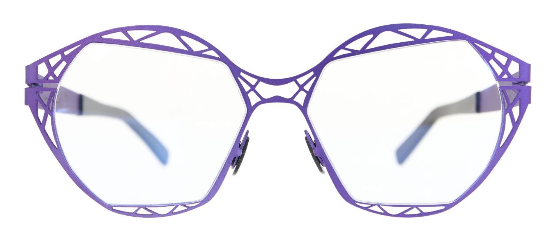 Lilafarbene Brillenfassung mit geometrischem Muster und komplizierten, offenen, gitterartigen Details um die Gläser und entlang der Bügel, von vorne auf weißem Hintergrund betrachtet.