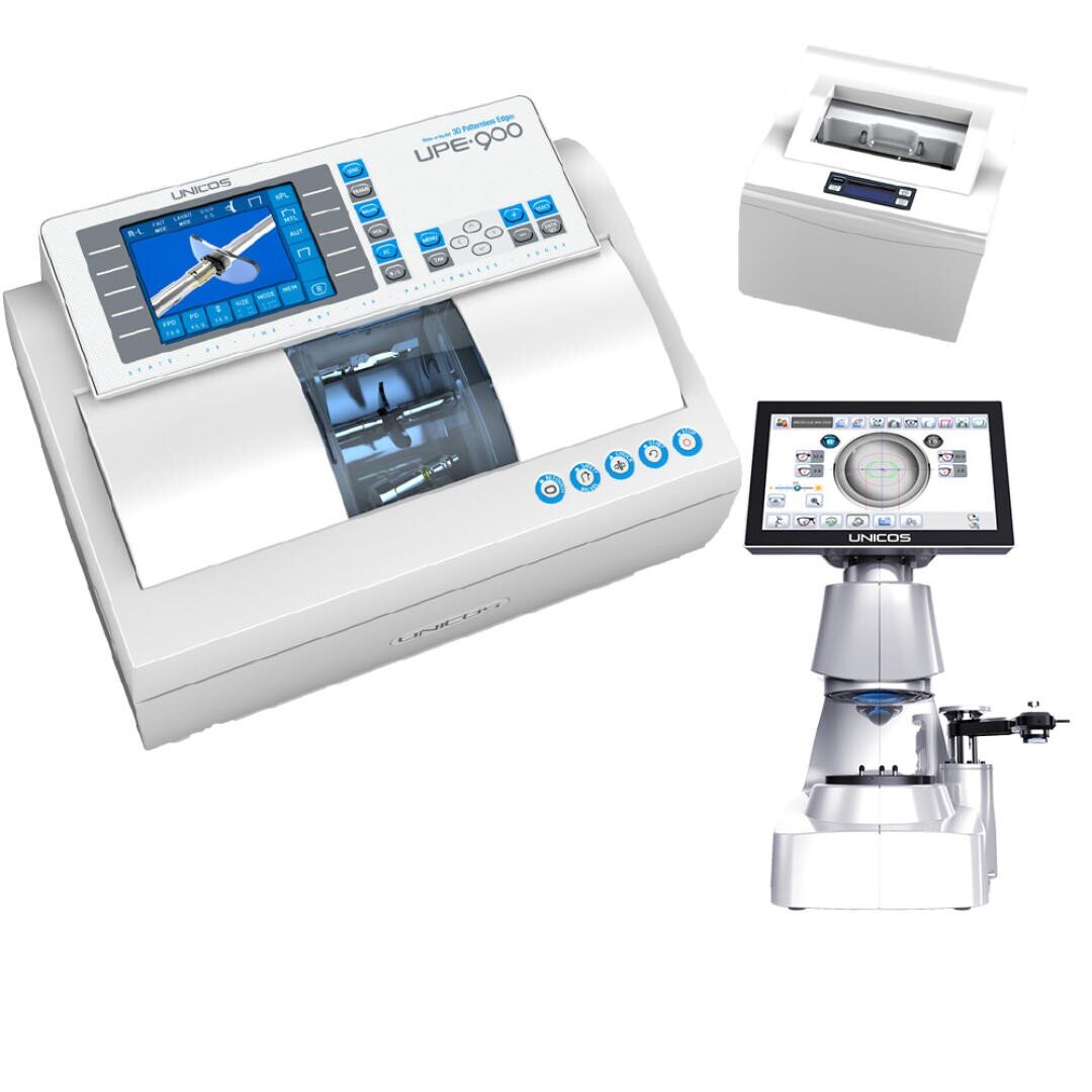 Drei weiße Laborgeräte mit digitalen Anzeigen, darunter eine große Linsenschleifmaschine, ein kleineres kastenförmiges Gerät und eine Maschine mit Touchscreen und mechanischem Arm, die für die Bearbeitung optischer Linsen verwendet werden.