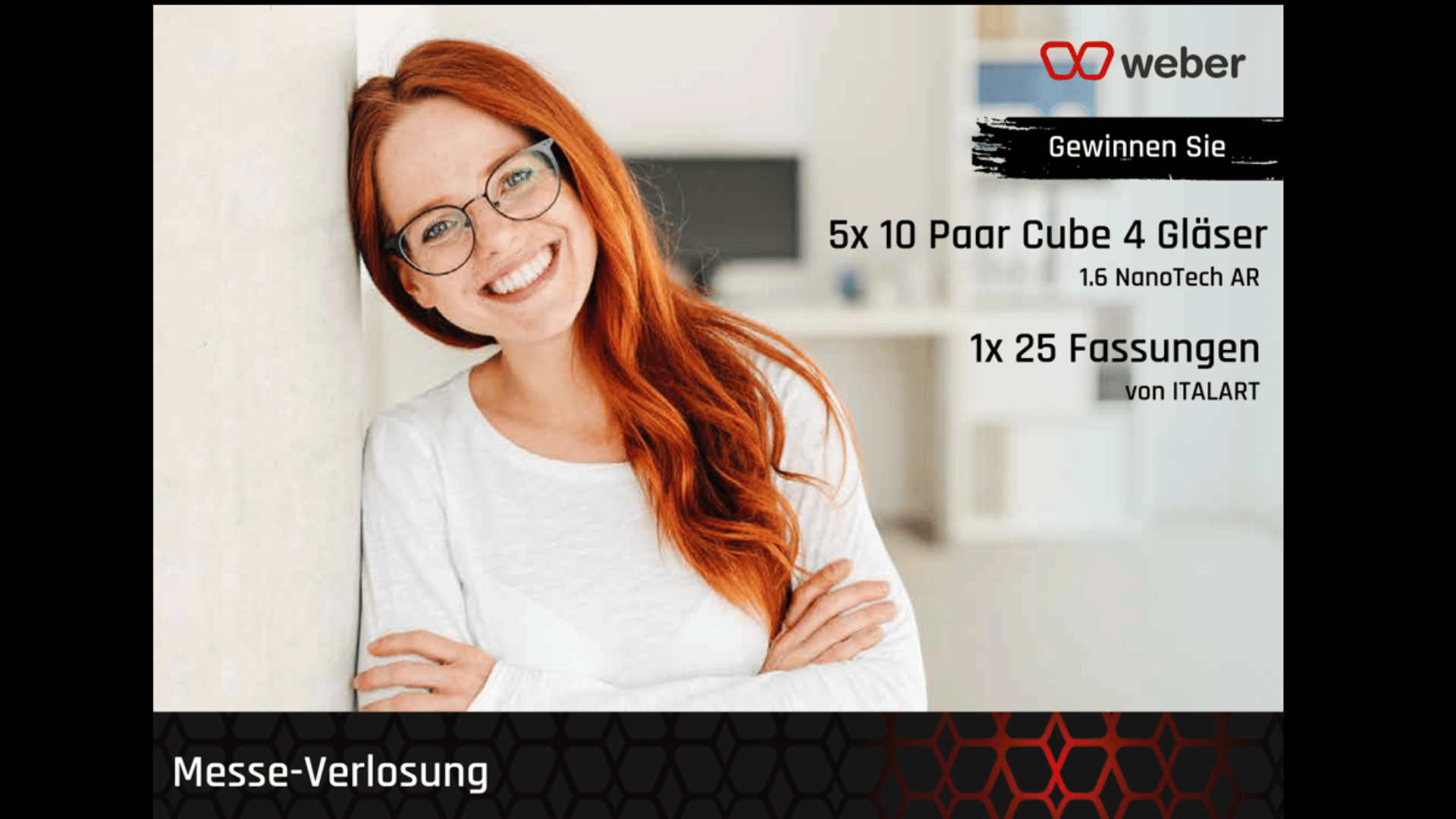 Eine lächelnde Frau mit langen roten Haaren und Brille lehnt an einer Wand. Das Bild zeigt ein Weber-Branding und einen Text, der für ein Messe-Gewinnspiel wirbt, bei dem Brillengläser und -fassungen zu gewinnen sind.