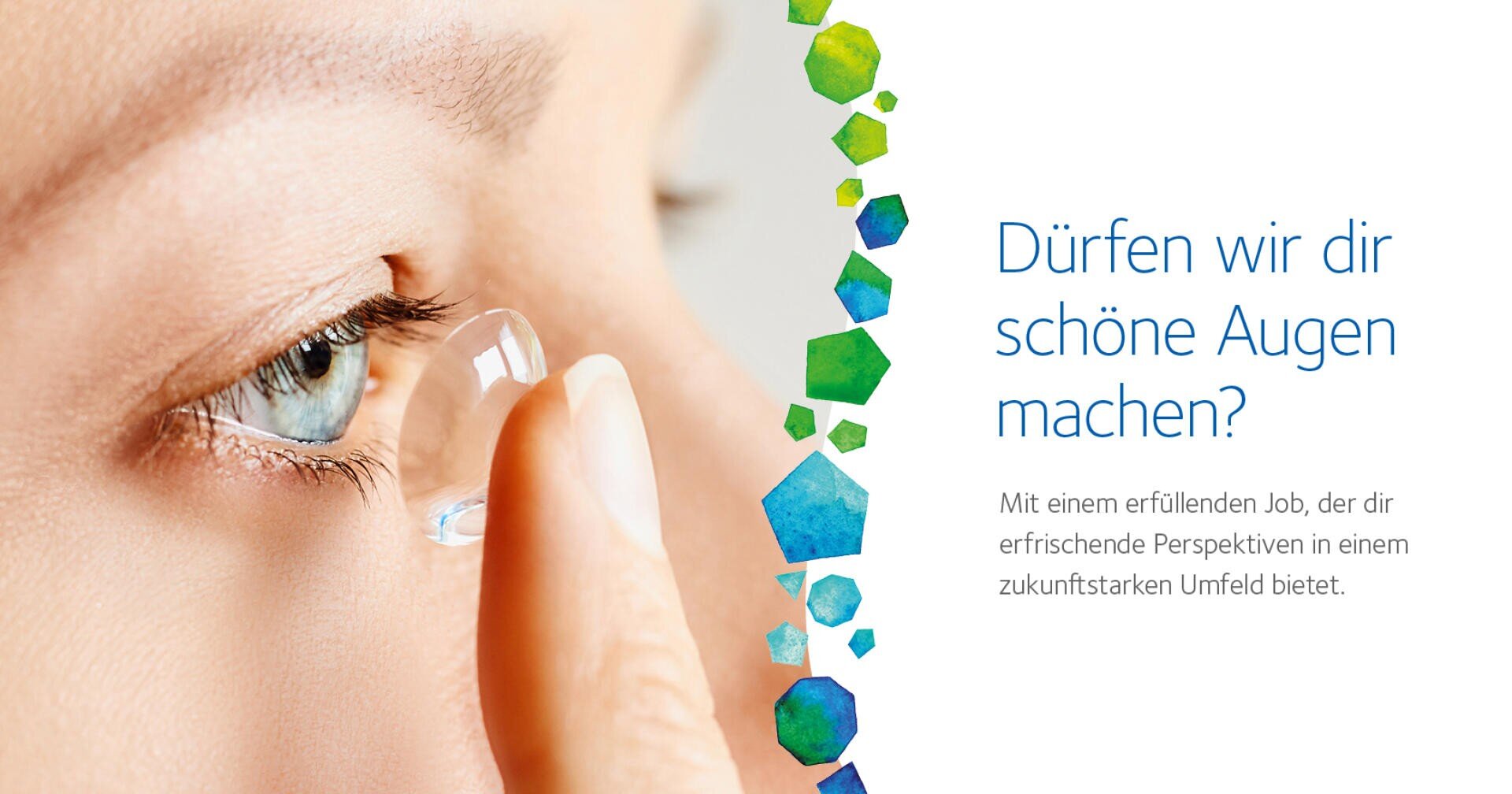 Eine Nahaufnahme einer Person, die eine Kontaktlinse in ihr blaues Auge einsetzt. Rechts rahmen blaue und grüne geometrische Formen einen deutschen Text über spannende Jobmöglichkeiten ein.