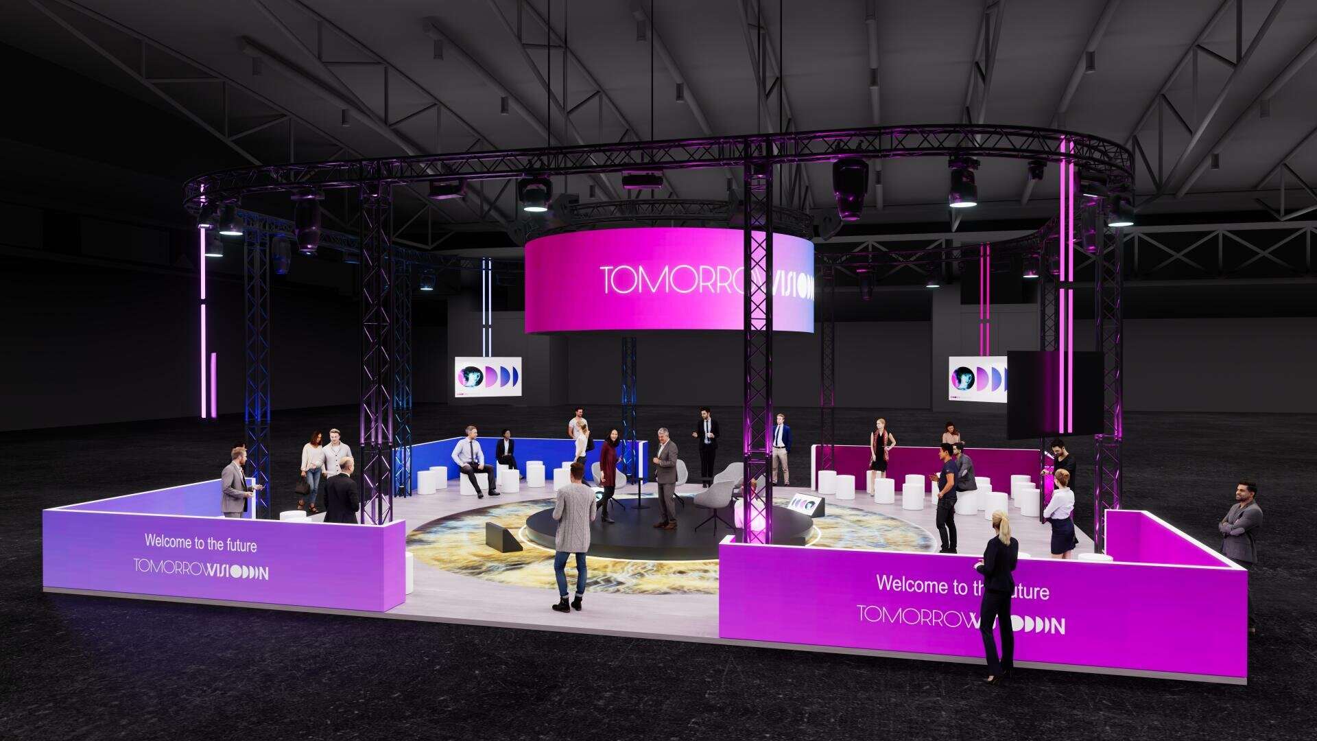 Eine moderne Eventbühne mit runden Sitzplätzen, großen digitalen Bildschirmen mit der Aufschrift „TOMORROW“ und Menschen, die sich unter Scheinwerfern in einem industriellen Innenbereich tummeln. Lila und rosa Licht schaffen eine futuristische Atmosphäre.