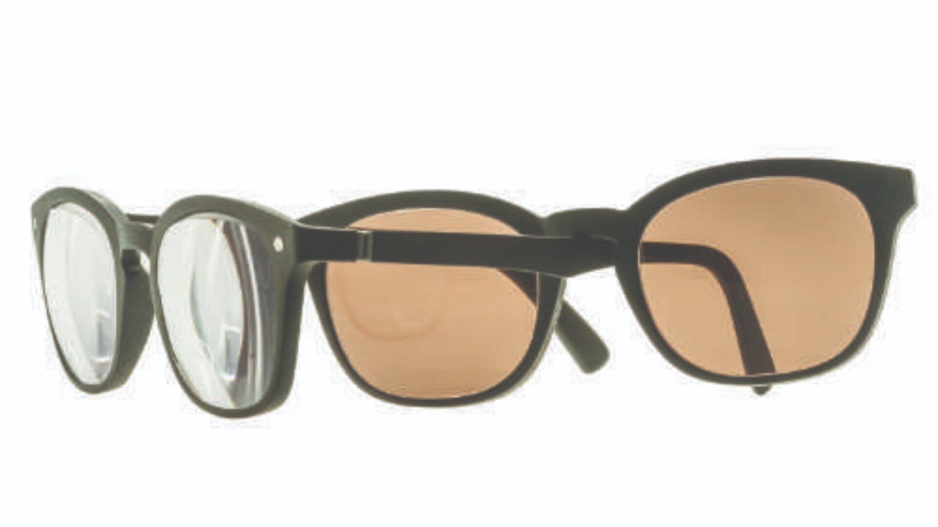 Eine Brille mit schwarzem Rahmen und klaren Gläsern, abgebildet mit braun getönten, aufsteckbaren Sonnenbrillengläsern an der Vorderseite.