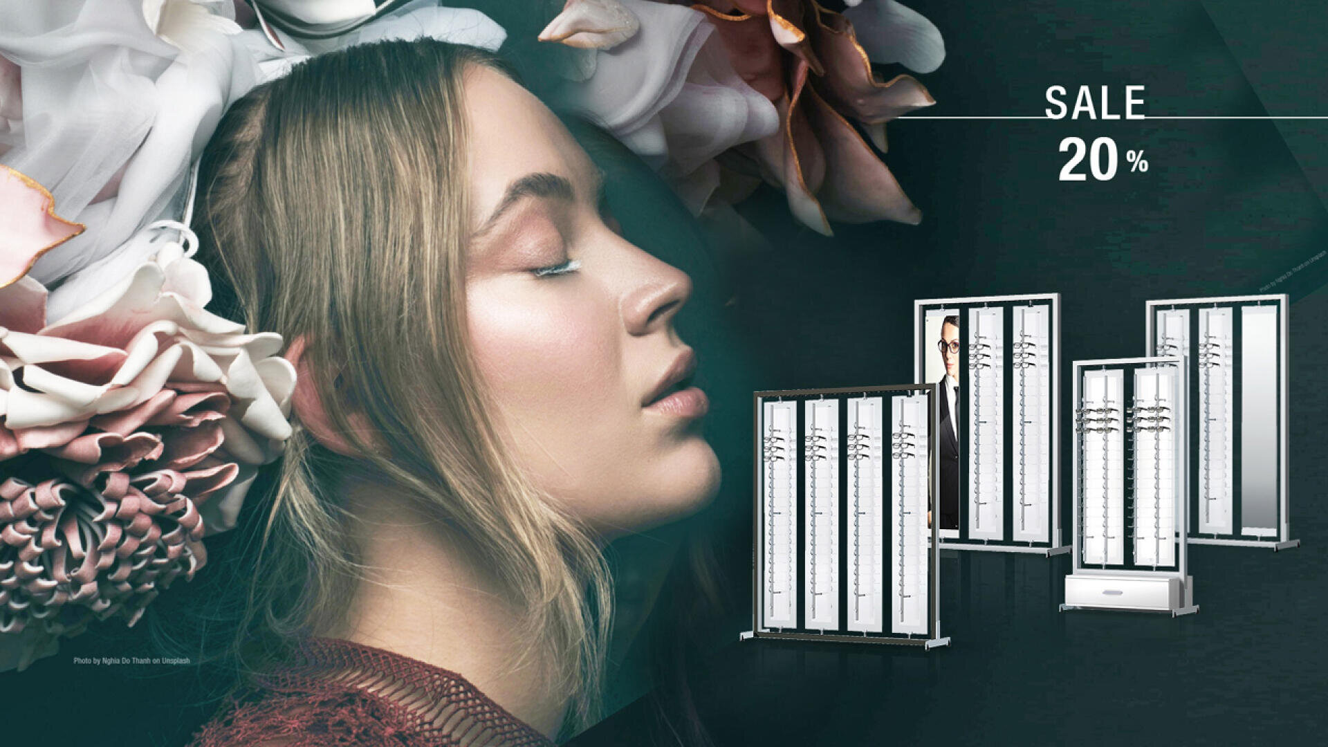 Links ist eine Frau mit geschlossenen Augen und großen Blumen im Haar zu sehen; rechts stehen vier Brillenständer mit dem Text „SALE 20%“. Der Hintergrund ist dunkel und elegant.