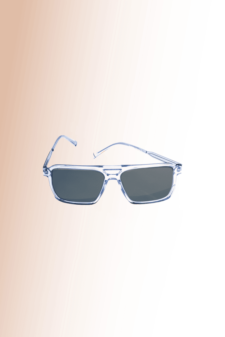 Eine rechteckige Sonnenbrille mit transparentem Rahmen und dunklen Gläsern wird vor einem Hintergrund mit sanftem Beige-Weiß-Farbverlauf dargestellt.