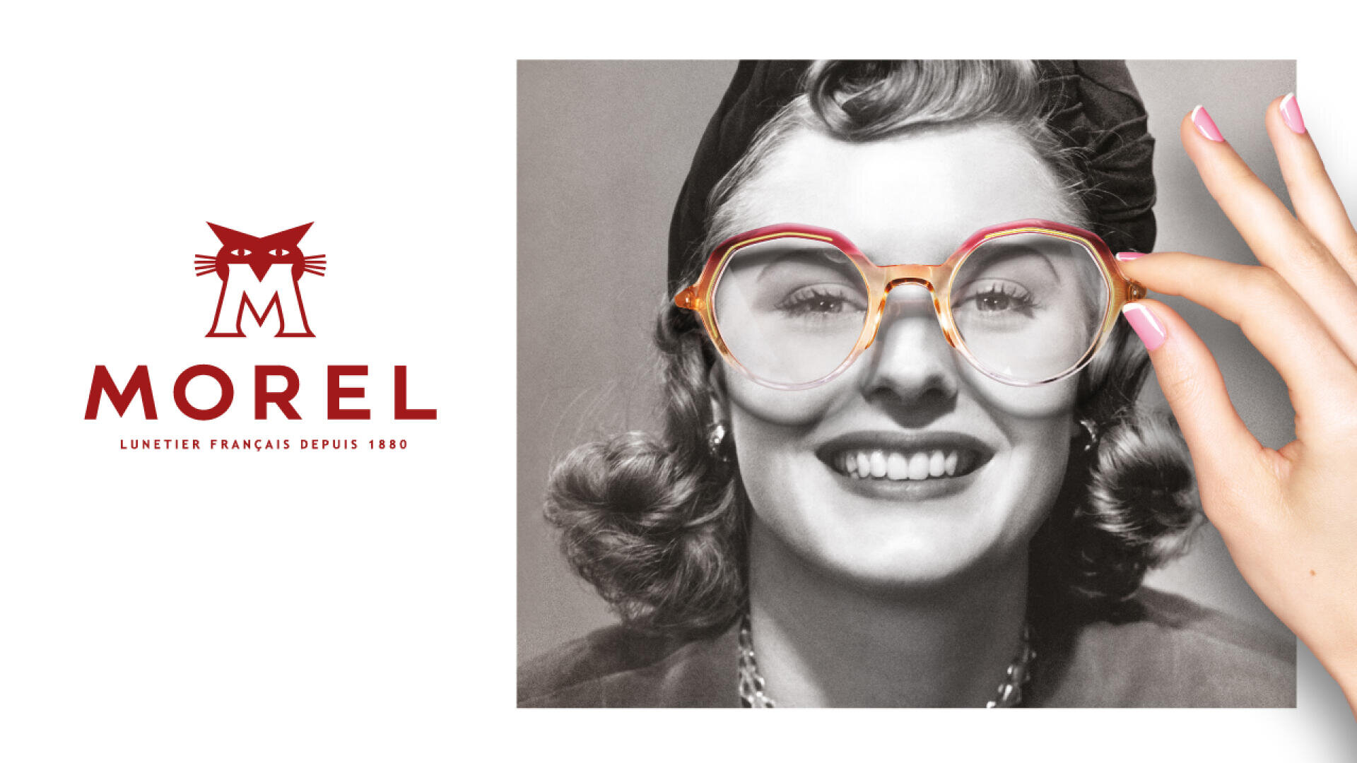 Ein Schwarz-Weiß-Foto zeigt eine lächelnde Frau mit Kopftuch, die eine moderne Brille vor dem Gesicht hält. Links ist das Morel-Logo mit einer Katze und einem französischen Text über die Brillenmarke zu sehen.