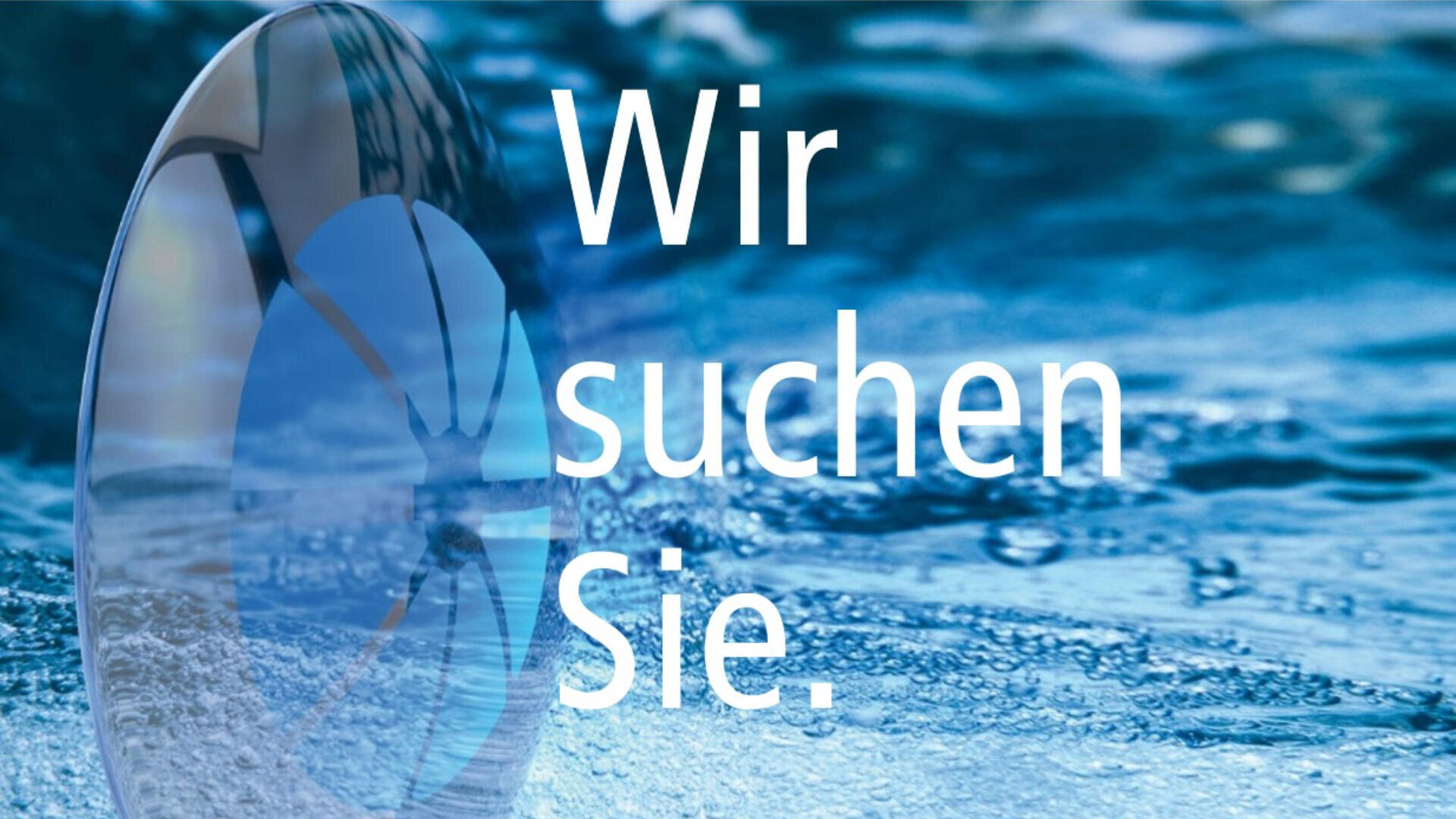 Eine reflektierende Scheibe in der Nähe von Wasser mit dem deutschen Text „Wir suchen Sie.“ (Übersetzt: Wir suchen dich). Im Hintergrund plätschert blaues Wasser.