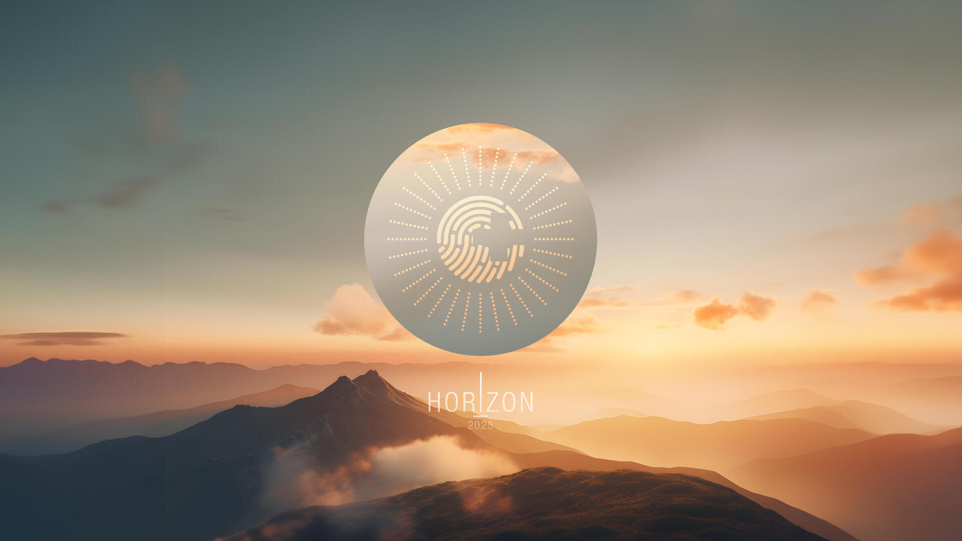 Eine ruhige Berglandschaft bei Sonnenaufgang mit sanften Wolken und warmem Licht. Ein kreisförmiges digitales Emblem mit Linien und einem Fingerabdruckmuster überlagert den Himmel, darunter steht das Wort HORIZON 2023.