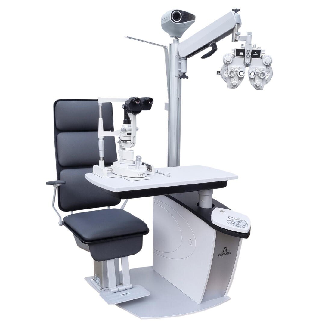 Eine augenärztliche Untersuchungsstation mit gepolstertem Stuhl, Phoropter, Spaltlampenmikroskop und Bedienfeld, die für Augenuntersuchungen in der Praxis eines Optikers oder Augenarztes verwendet wird.