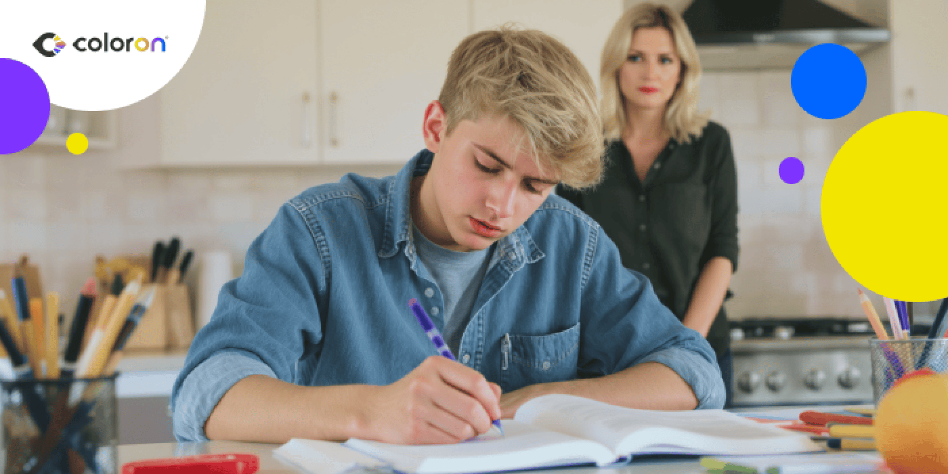 Ein Jugendlicher sitzt an einem Küchentisch und schreibt konzentriert in ein Notizbuch. Eine Frau steht im Hintergrund und beobachtet ihn. Die Szene ist hell und bunt, mit Schulsachen auf dem Tisch und bunten Grafiken auf dem Bild.
