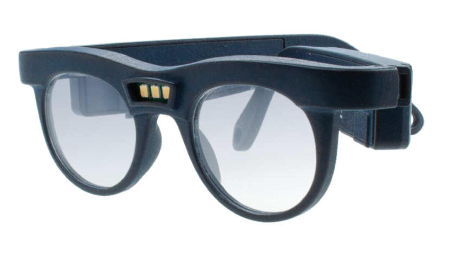 Eine schwarze Smartbrille mit dickem Rahmen, klaren Gläsern und einem kleinen goldenen Verbindungsstück am Steg, mit klobigen Bügeln und einem insgesamt modernen, technisch verbesserten Design.