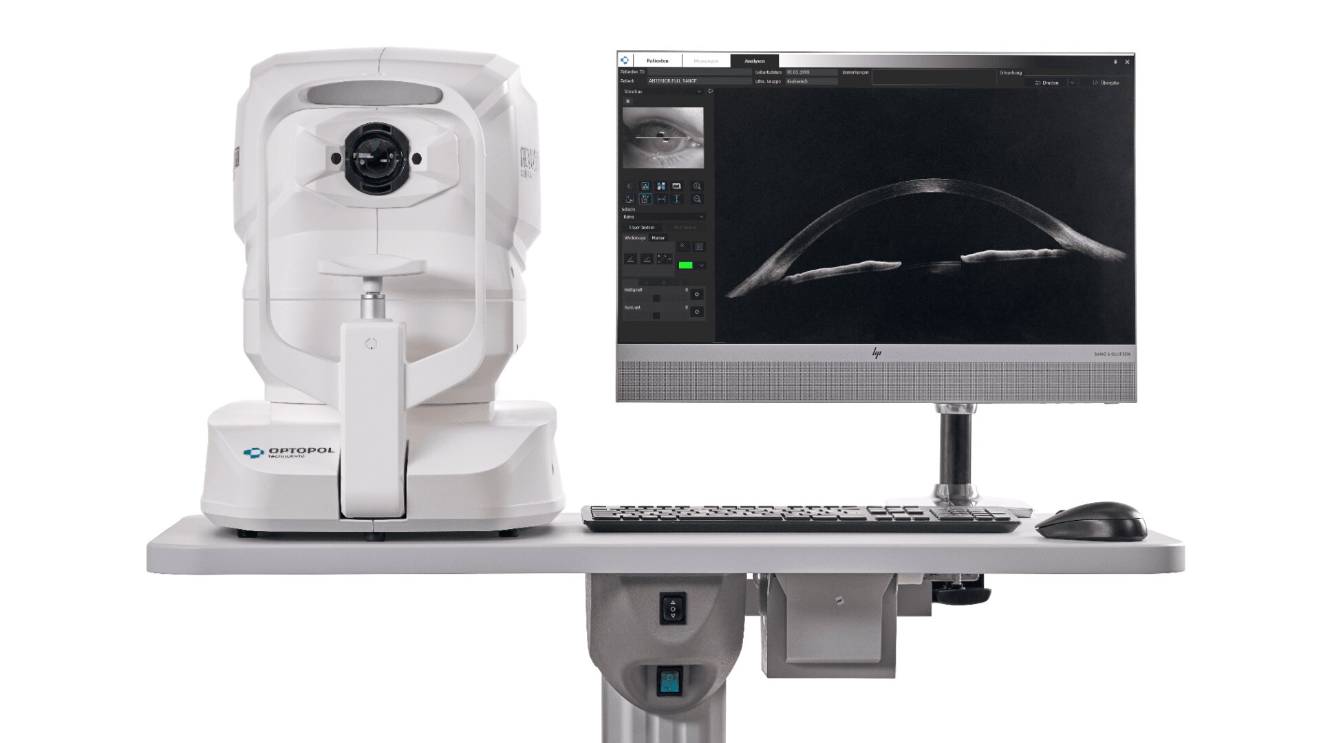 Ein medizinisches Bildgebungsgerät mit einem Monitor, der einen Schwarz-Weiß-Scan eines Auges zeigt, steht auf einem grauen Tisch, unter dem sich eine Tastatur, eine Maus und ein Bedienfeld befinden.