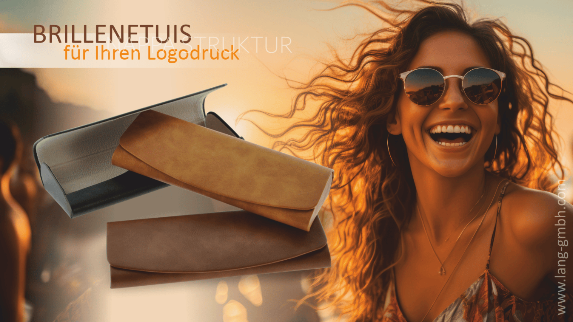 Im Hintergrund ist eine lächelnde Frau mit Sonnenbrille zu sehen, im Vordergrund sind braune Brillenetuis aus Leder zu sehen. Deutscher Text wirbt für Etuis mit individuellem Logodruck. Warme, sonnige Farben dominieren die Szene.