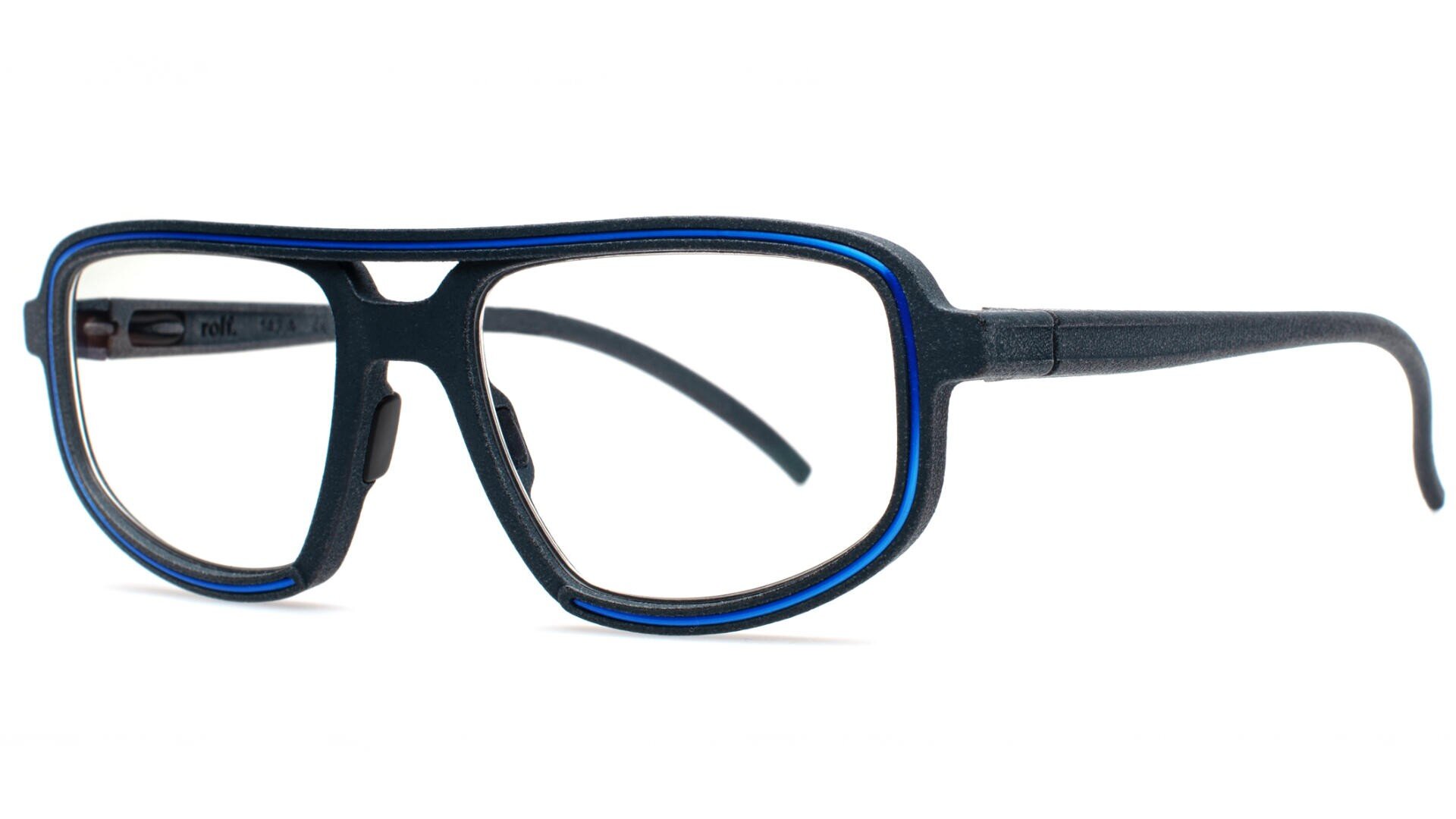 Eine dunkelblaue Brille mit dickem Rand, markanter rechteckiger Form und einer dünnen hellblauen Akzentlinie am Rand. Die Bügel sind gerade und an den Enden gebogen.