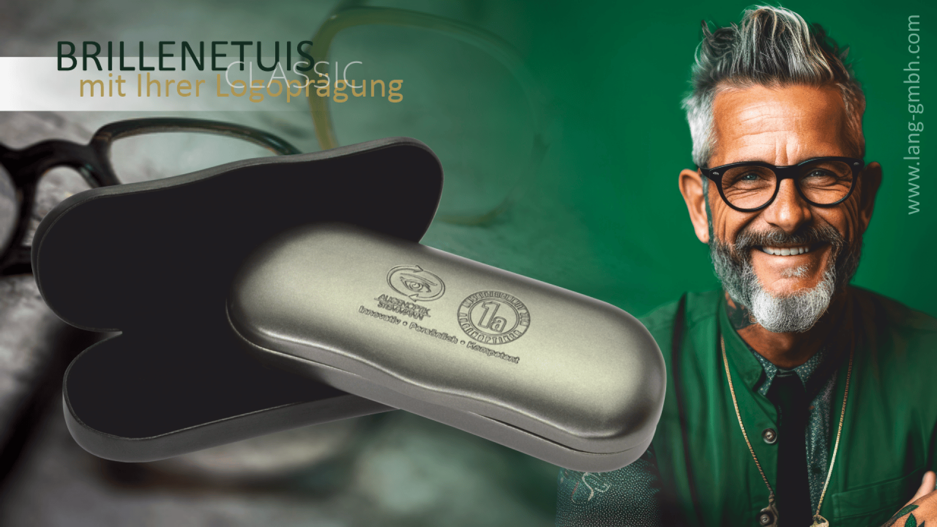 Im Vordergrund ist ein metallisches Brillenetui mit einem Logo zu sehen. Im Hintergrund lächeln Brillen und ein älterer Mann mit grauem Haar, Bart und Brille. Der deutsche Text wirbt für personalisierte Brillenetuis.