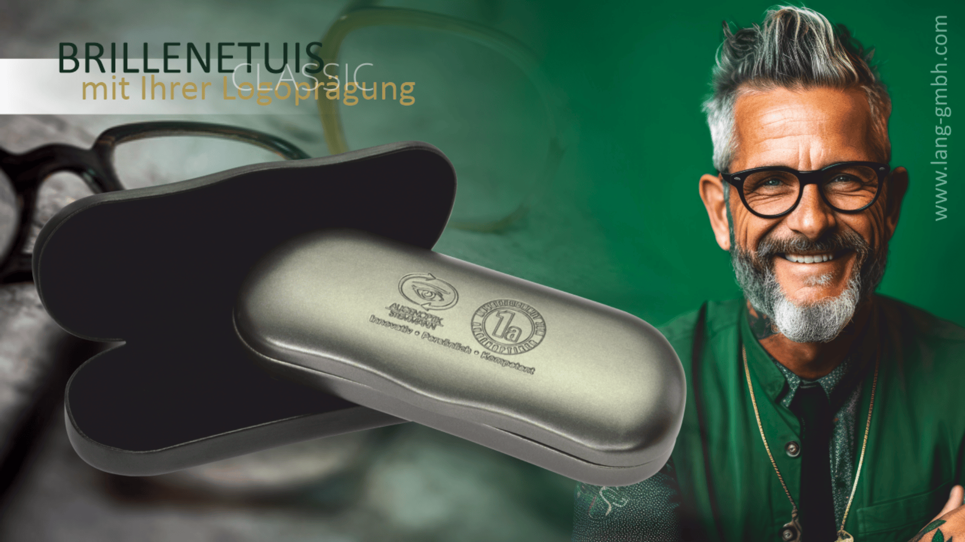 Ein metallisches Brillenetui wird vor einer Brille gezeigt, mit deutschem Text über Gravur. Auf der rechten Seite lächelt ein stilvoller älterer Mann mit Brille und grauem Haar vor einem grünen Hintergrund.