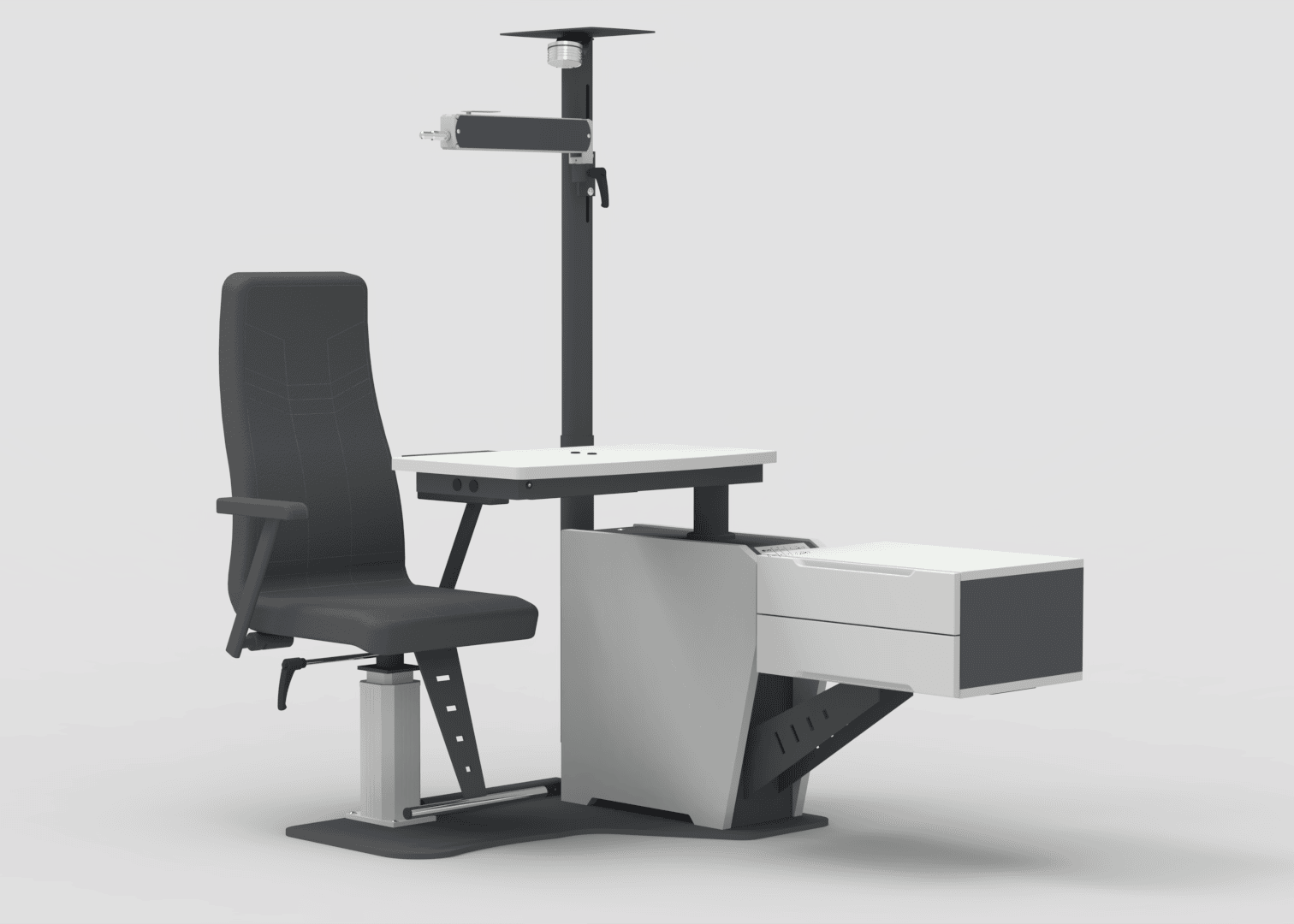 Ein moderner augenärztlicher Arbeitsplatz mit einem verstellbaren schwarz-weißen Stuhl, einem Schreibtisch mit montiertem Arm für Diagnosegeräte und einer seitlichen Schubladeneinheit, alles vor einem schlichten hellen Hintergrund.