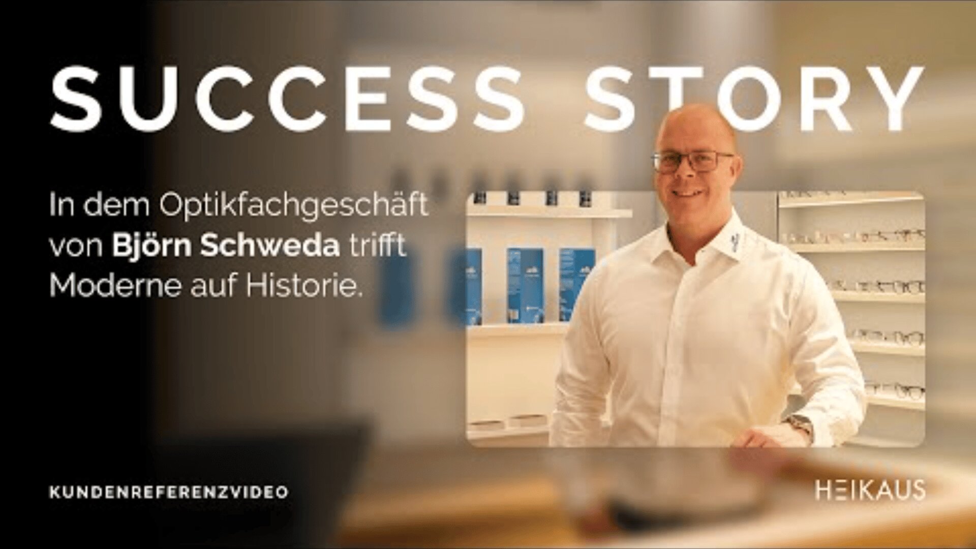 Ein Mann in einem weißen Hemd steht lächelnd in einem Optikergeschäft, hinter ihm ist eine Brille ausgestellt. Der Text auf Deutsch lautet: Erfolgsgeschichte: In dem Optikfachgeschäft von Björn Schweda trifft Moderne auf Historie.