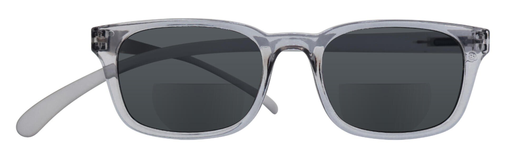 Sonnenbrille mit klarem Rahmen, dunklen rechteckigen Gläsern und leicht geschwungenen weißen Bügeln vor weißem Hintergrund.