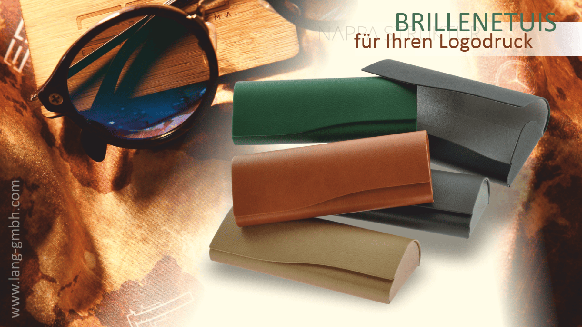Vier Brillenetuis in Grün, Grau, Braun und Beige sind auf einem warmtonigen Hintergrund mit Sonnenbrillen und einem Logo abgebildet. Der deutsche Text lautet: Brillenetuis für Ihren Logodruck.