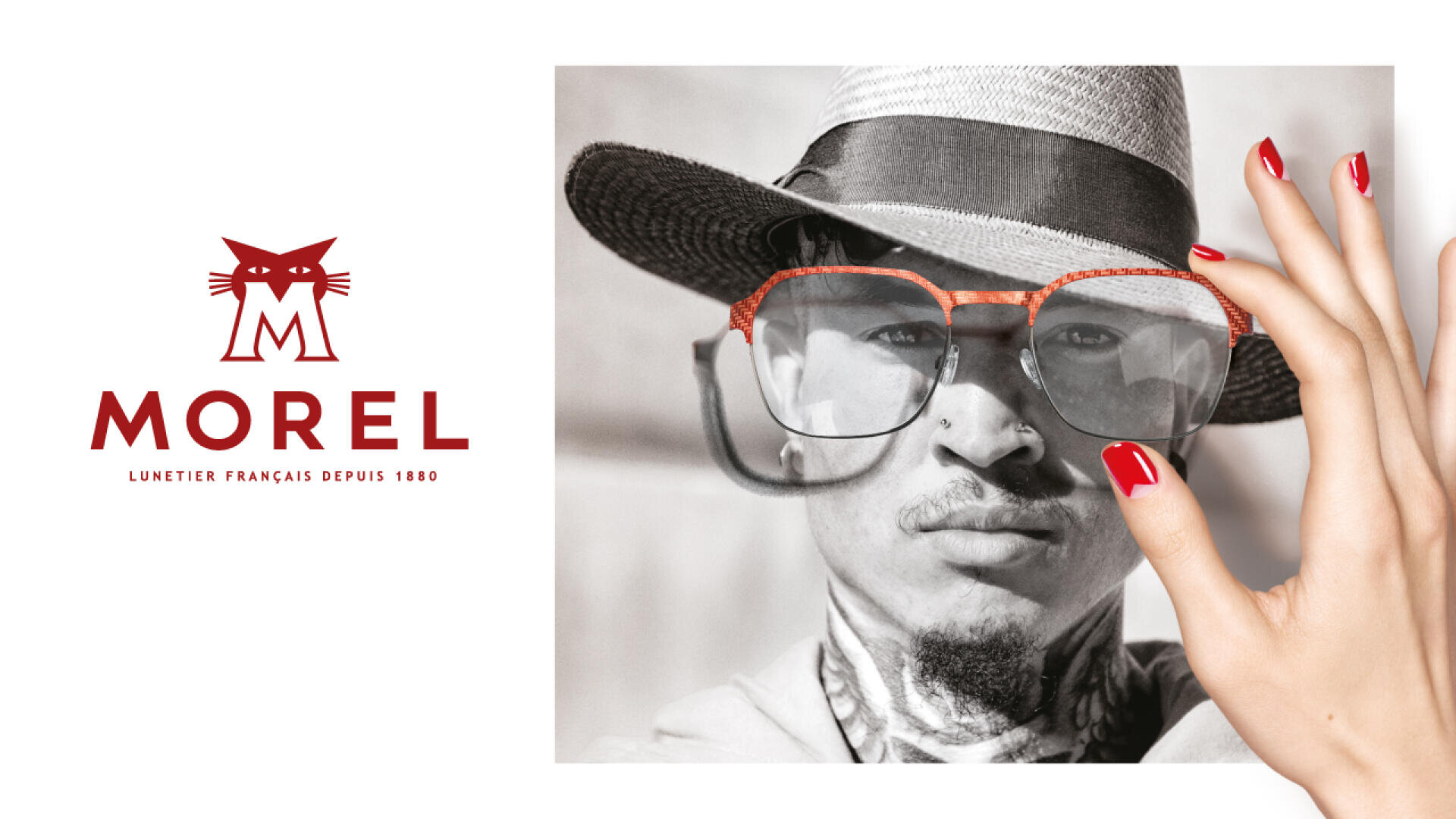 Eine Hand mit roten Nägeln hält eine große Brille über ein Schwarz-Weiß-Foto eines Mannes mit Hut. Links zeigt das Morel-Logo eine stilisierte Katze und französischen Text.