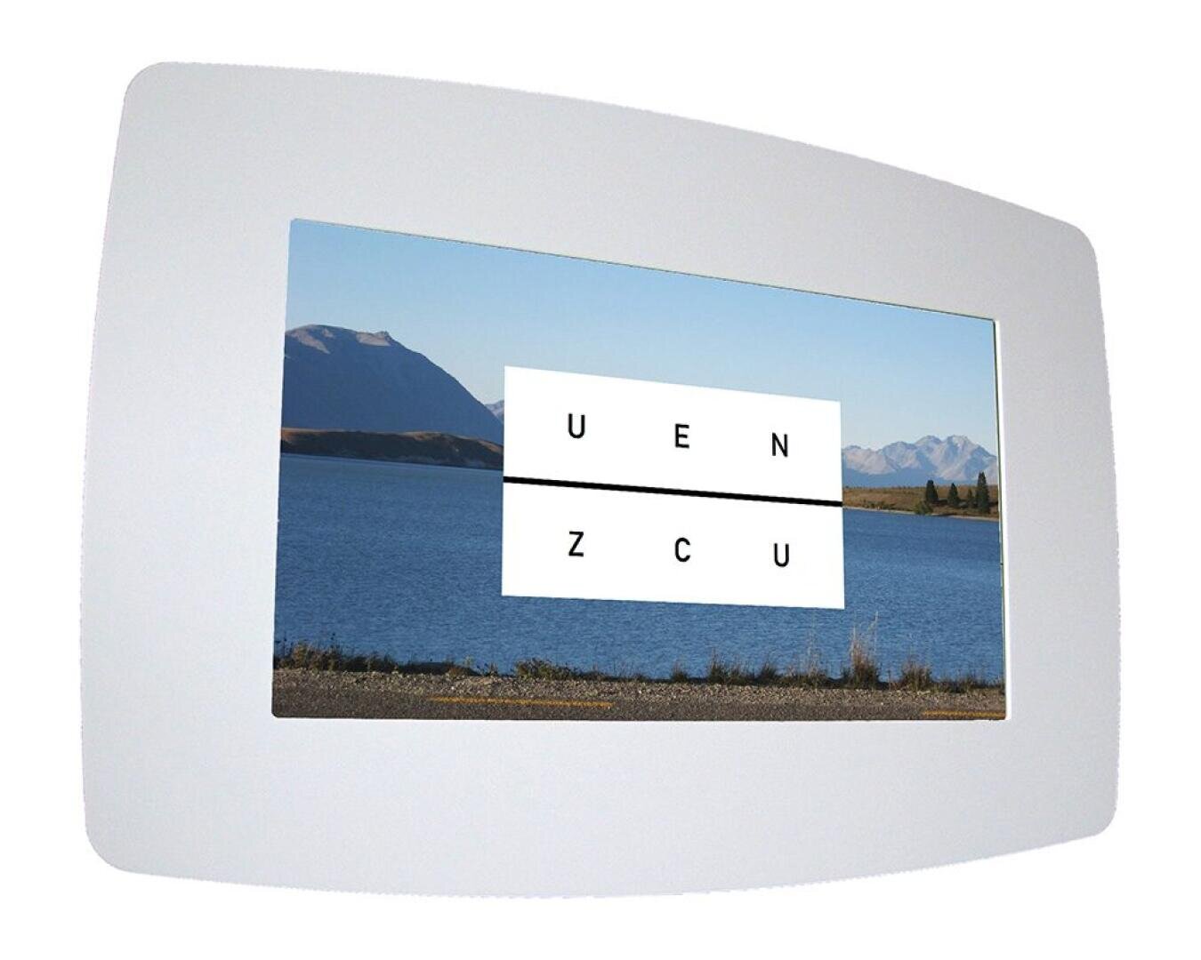 Ein rechteckiger Rahmen mit dem Foto eines Bergsees. Über dem See befindet sich eine weiße Karte mit den schwarzen Buchstaben U, E, N, Z, C und U, die durch eine horizontale Linie geteilt ist.