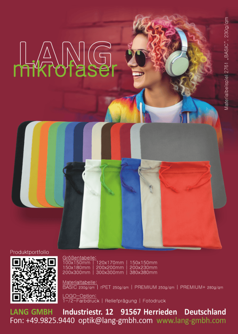 Eine lächelnde Person mit buntem Haar, Sonnenbrille und Kopfhörern steht vor einem roten Hintergrund über einer Reihe von Mikrofasertüchern in verschiedenen Farben. Es werden Unternehmensangaben und Produktinformationen angezeigt.