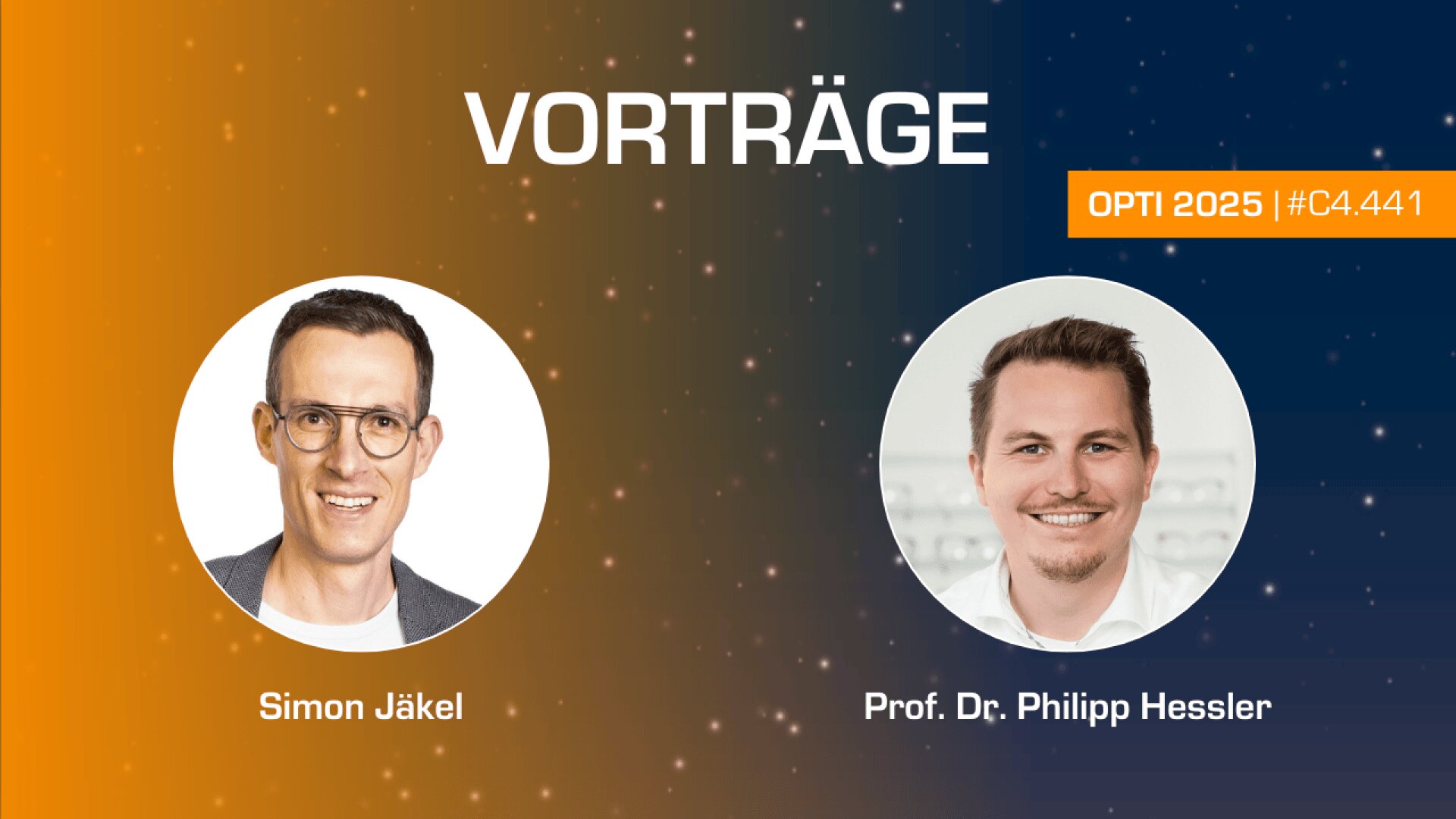 Zwei Porträtfotos unter dem Titel VORTRÄGE. Links: Simon Jäkel, lächelnd mit Brille, orange beschriftet. Rechts: Prof. Dr. Philipp Hessler, lächelnd, weiß beschriftet. Oben rechts: OPTI 2025 | #C4.441. Blau-orangefarbener Hintergrund mit Farbverlauf.