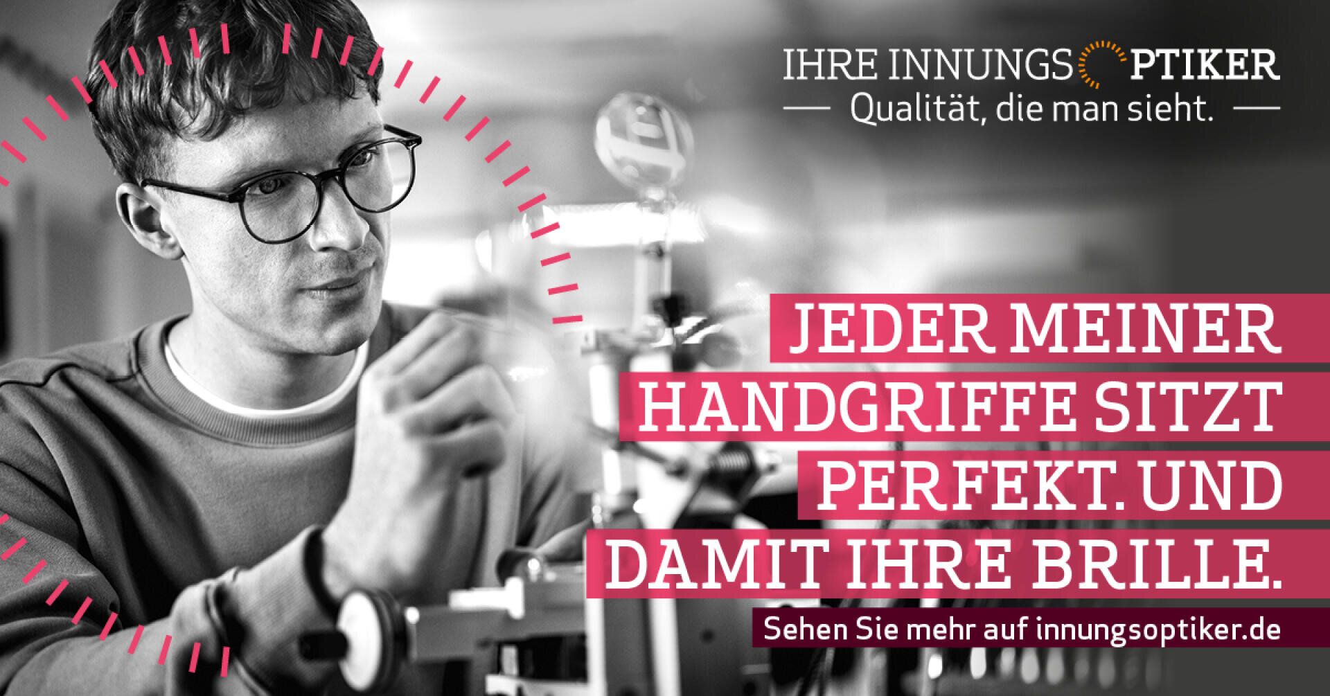 Ein Mann justiert ein optisches Instrument mit Schärfe und Präzision. Der überlagerte Text auf Deutsch lautet: Jeder meiner Handgriffe sitzt perfekt. Und damit Ihre Brille. Werbung für Optikerqualität.