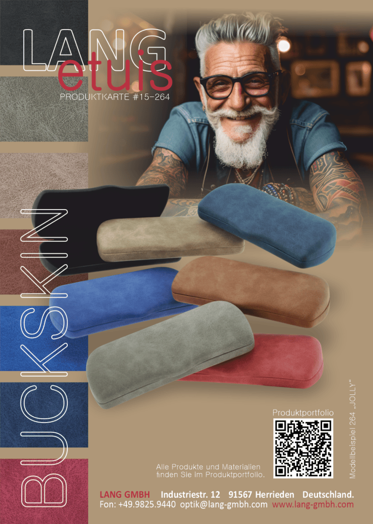 Ein lächelnder älterer Mann mit Tätowierungen und grauem Haar sitzt an einem Tisch. Unter ihm befinden sich Brillenetuis in verschiedenen Farben und Texturen. Der Text lautet LANG etuis BUCKSKIN und enthält Kontaktinformationen zum Unternehmen und einen QR-Code.
