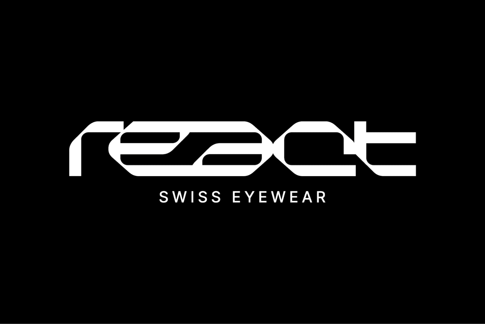 Der weiße stilisierte Text "react" steht über dem kleineren Text "SWISS EYEWEAR" auf einem schwarzen Hintergrund. Das Design hat eine moderne, geometrische Schriftart.