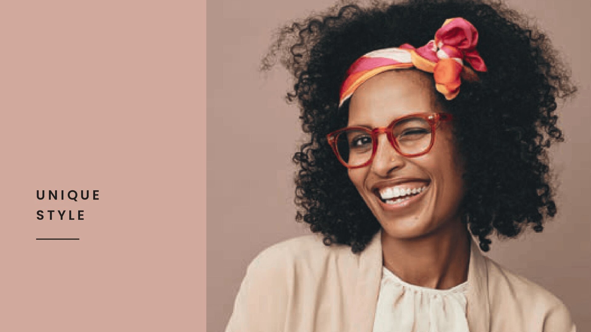 Eine lächelnde Frau mit lockigem Haar, roter Brille und einem bunten Stirnband steht vor einem beigen Hintergrund. Zu ihrer Linken erscheint der Schriftzug Unique Style auf einem einfarbigen, rosafarbenen Feld.