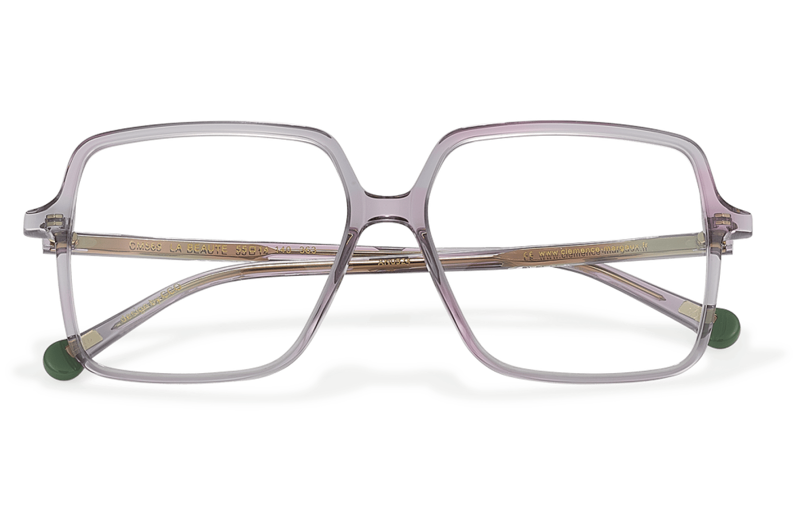Eine Brille mit großem, quadratischem, transparentem lavendelfarbenem Rahmen und dünnen Bügeln auf weißem Hintergrund.