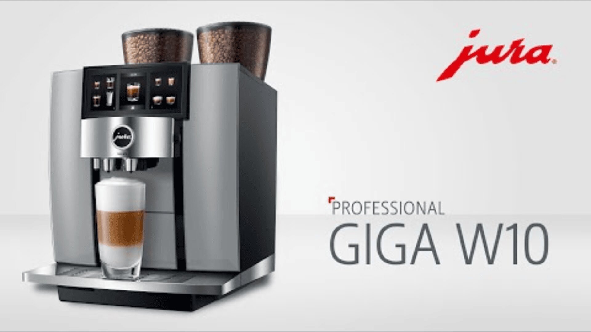 Die professionelle Kaffeemaschine Jura GIGA W10 gibt ein geschichtetes Kaffeegetränk in ein Glas mit zwei Bohnenbehältern aus. Das Jura-Logo und der Schriftzug „Professional GIGA W10“ sind auf hellem Hintergrund abgebildet.