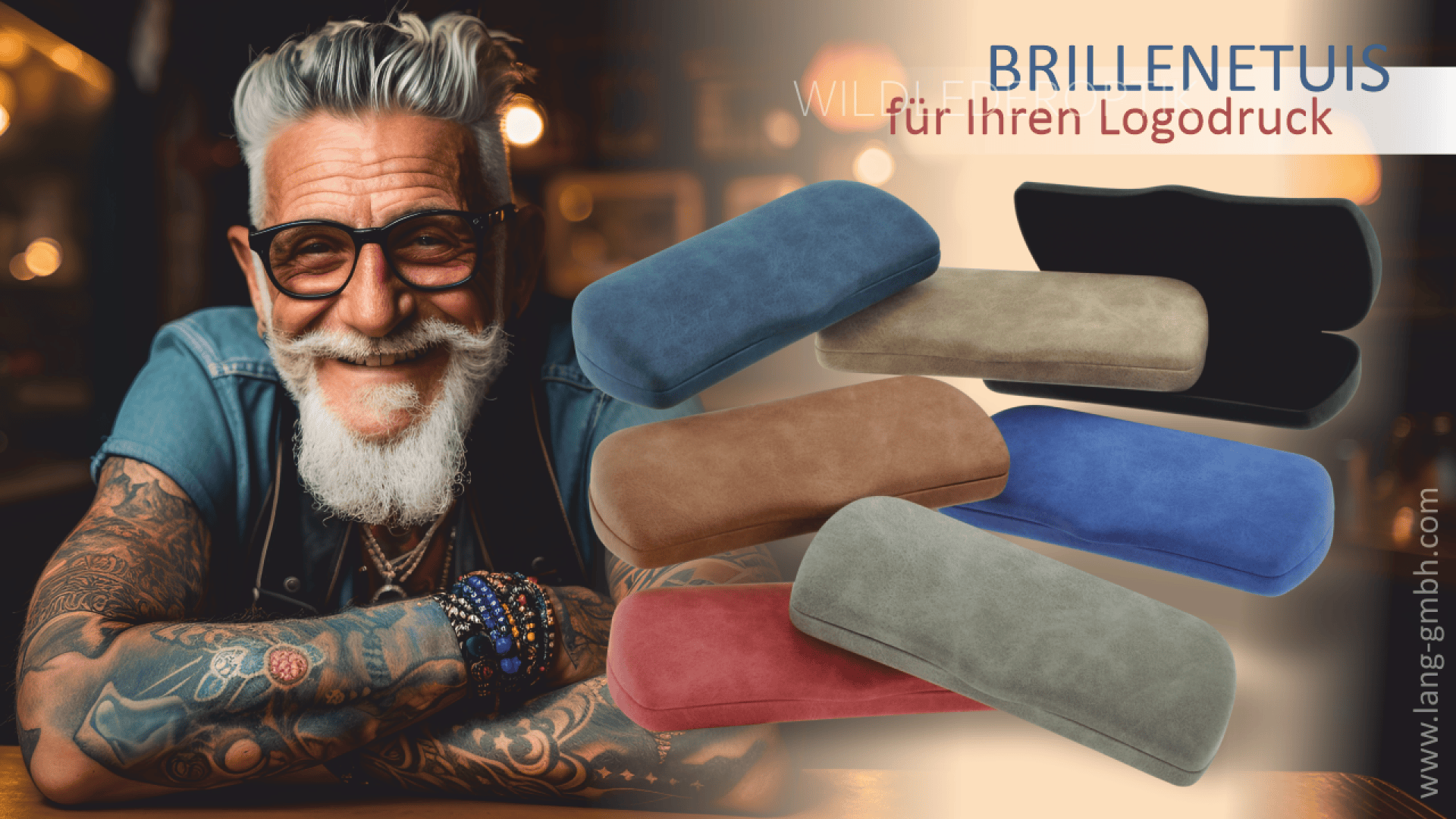 Ein lächelnder, tätowierter älterer Mann mit grauem Haar und Brille sitzt neben mehreren bunten Brillenetuis auf einem Hintergrund mit Farbverlauf. Der deutsche Text wirbt für Marken-Brillenetuis.