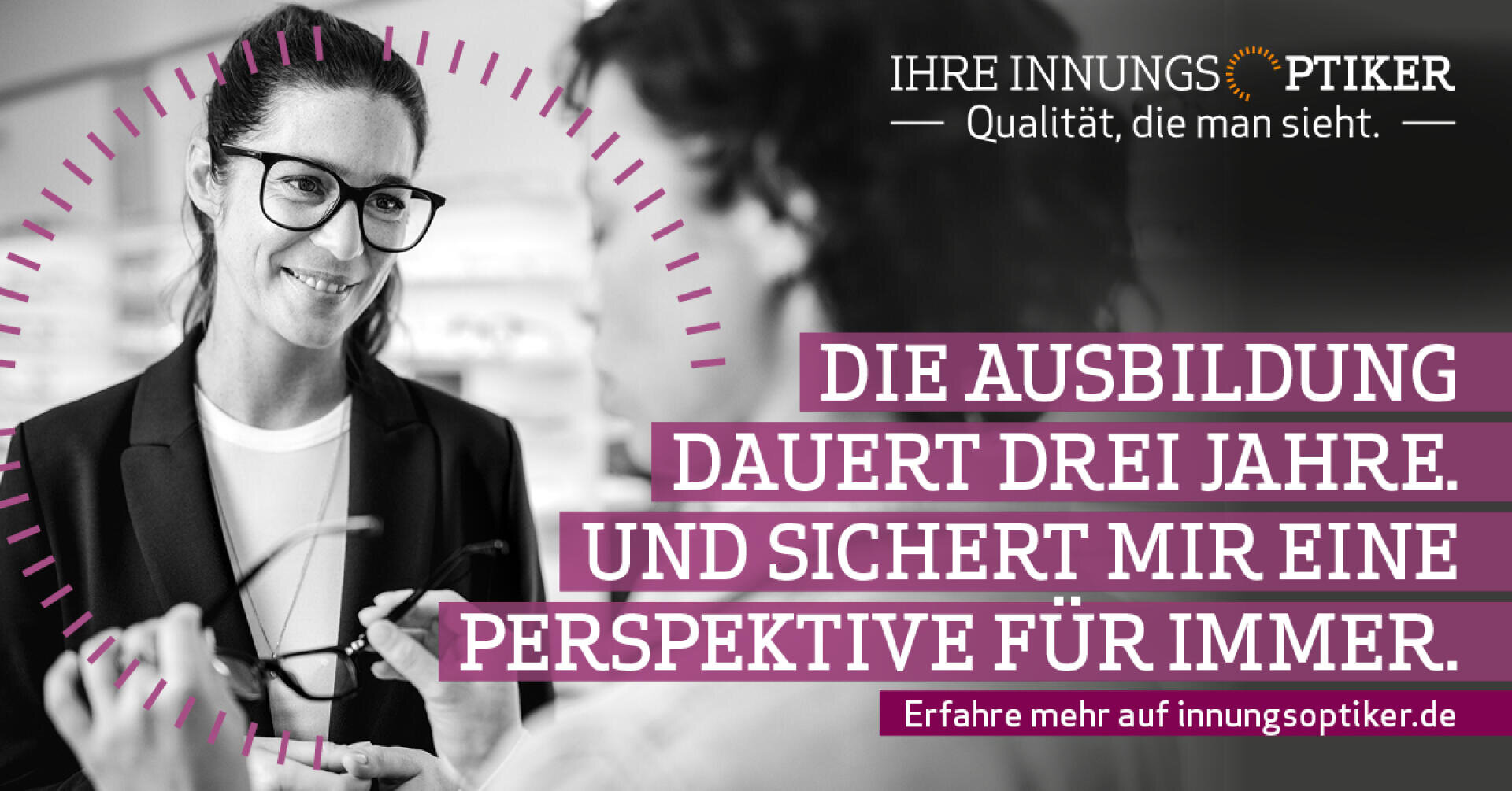 Eine lächelnde Frau mit Brille spricht mit einer anderen Person in einem Optikergeschäft. Deutsche Texteinblendungen werben für die Ausbildung zum Augenoptiker, die drei Jahre dauert und dauerhafte Berufsaussichten bietet. Die Website innungsoptiker.de wird erwähnt.