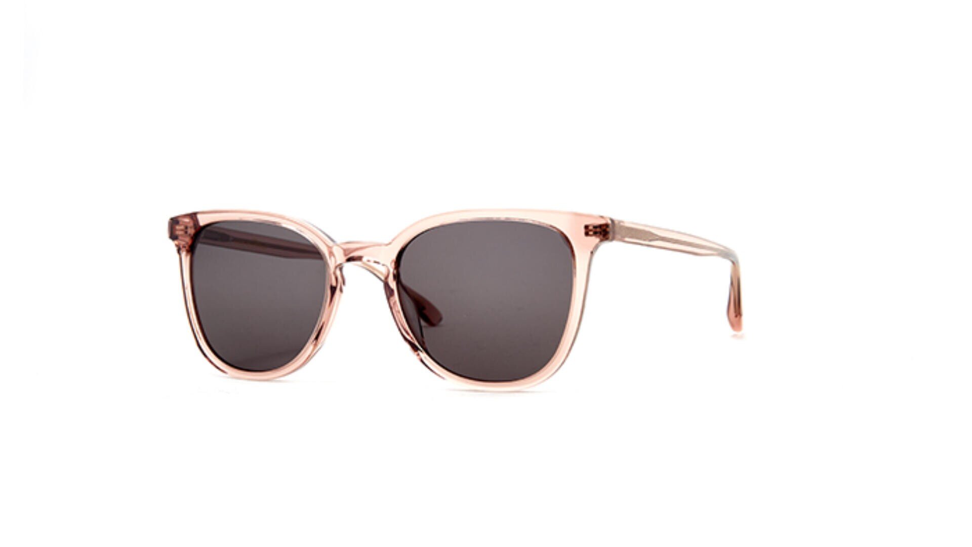 Eine Sonnenbrille mit hellrosa transparentem Rahmen und dunklen Gläsern auf weißem Hintergrund.