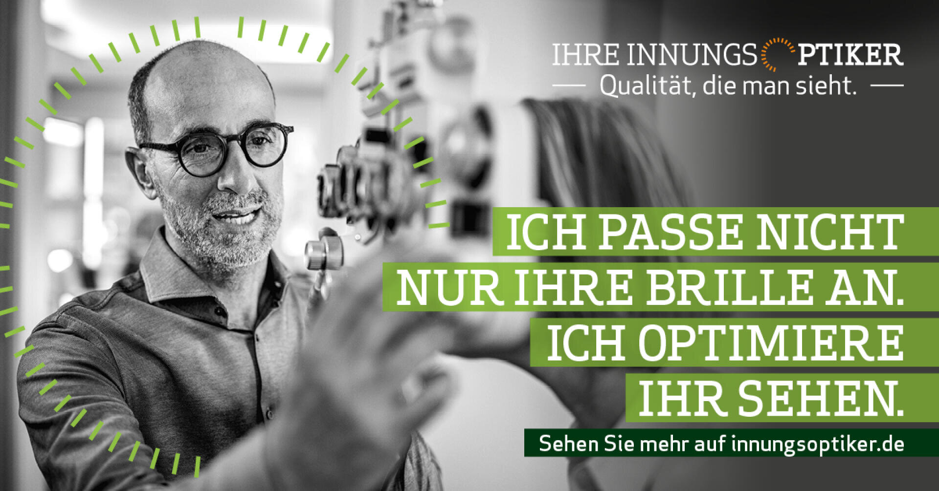 Ein lächelnder Optiker stellt ein Sehtestgerät für einen Patienten ein. Der Text auf Deutsch lautet: Ich passe nicht nur Ihre Brille an. Ich optimiere Ihr Sehen" und wirbt für eine hochwertige Sehhilfe.