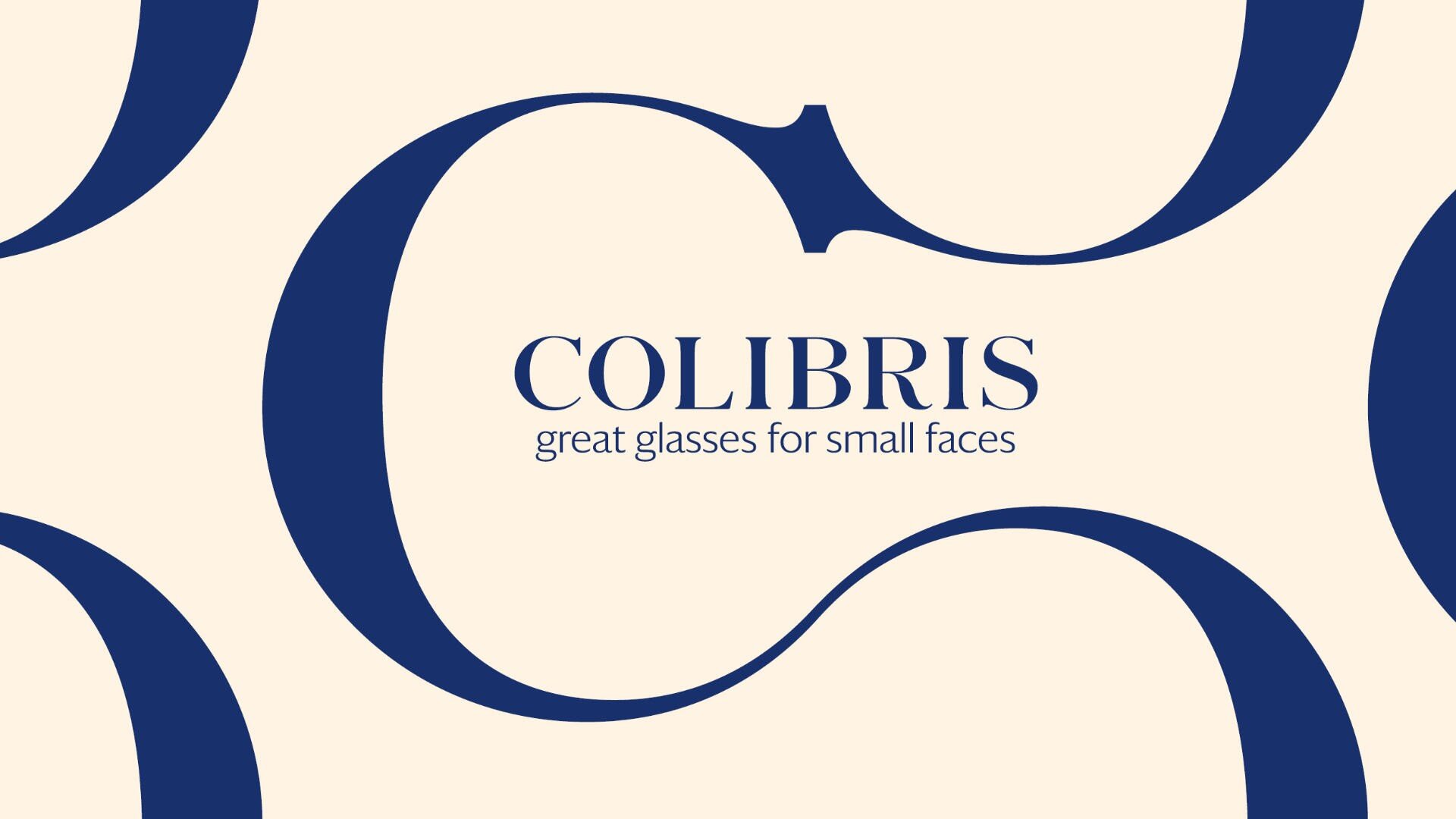 Das Wort COLIBRIS und der Satz „Tolle Brille für kleine Gesichter“ stehen zentriert auf einem hellen Hintergrund, der von großen, geschwungenen, dunkelblauen abstrakten Formen umgeben ist.