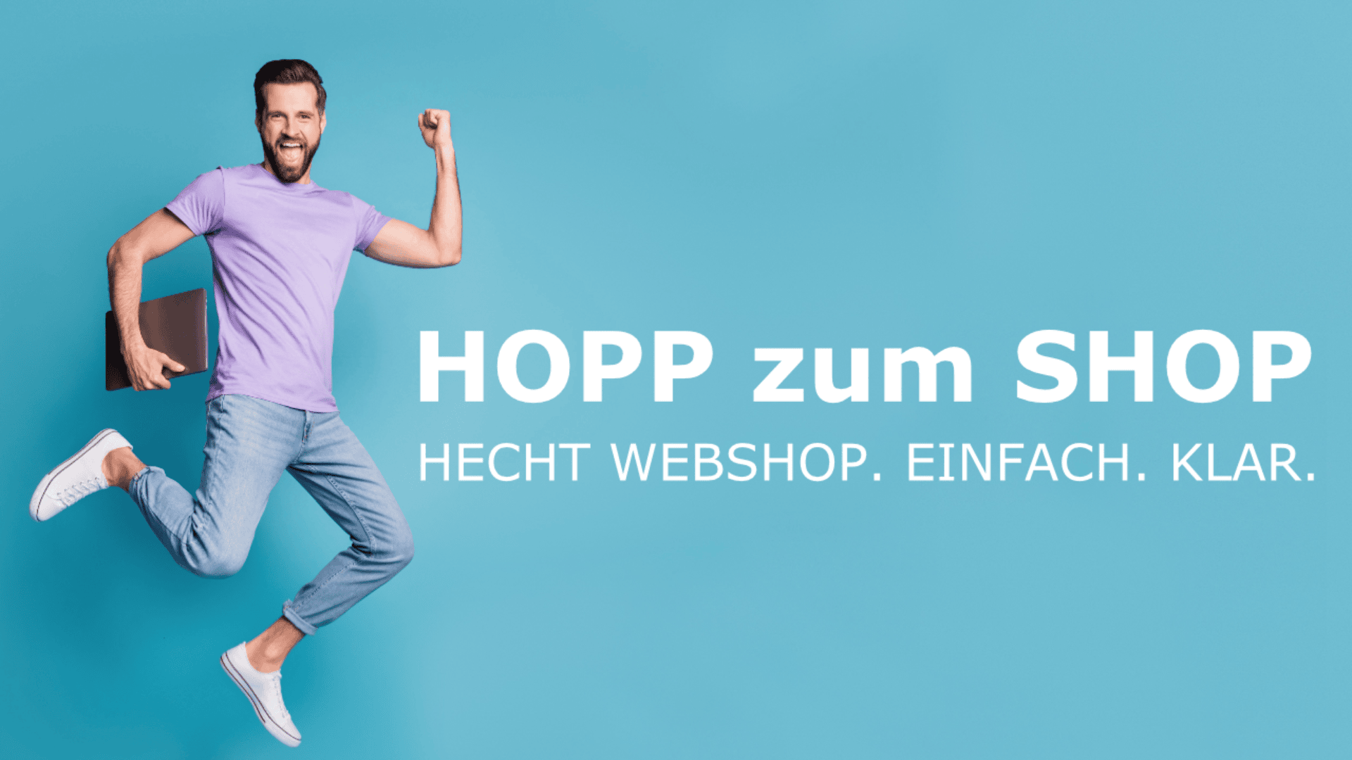 Ein lächelnder Mann in Freizeitkleidung springt fröhlich vor einem blauen Hintergrund und hält einen Laptop. Großer Text lautet "HOPP zum SHOP" mit kleinerem Text darunter: "HECHT WEBSHOP. EINFACH. KLAR.".