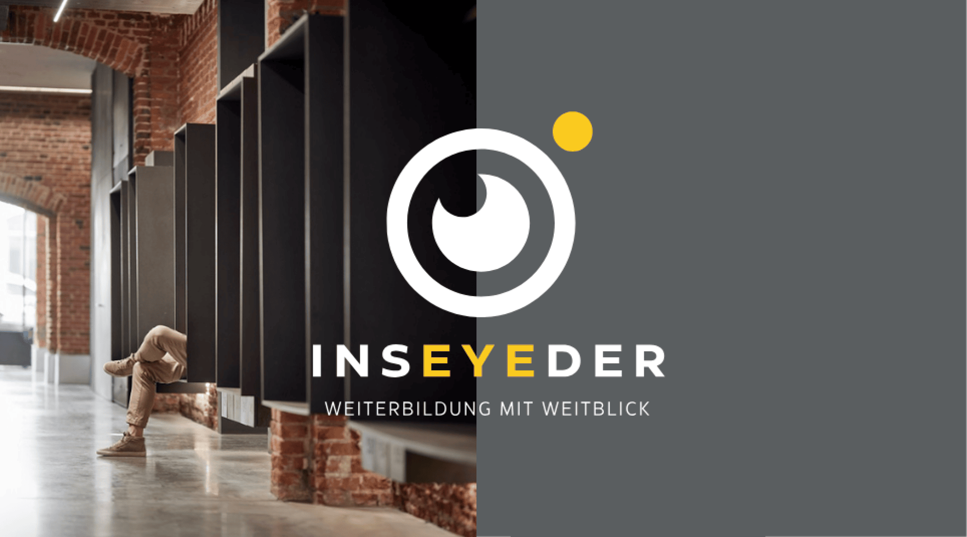 Eine Person sitzt mit übereinandergeschlagenen Beinen in einem modernen Raum mit Backsteinwänden und offenen Regalen. Auf der rechten Seite sind das INSEYEDER-Logo, ein stilisiertes Auge, und der Text INSEYEDER WEITERBILDUNG MIT WEITBLICK auf grauem Hintergrund zu sehen.