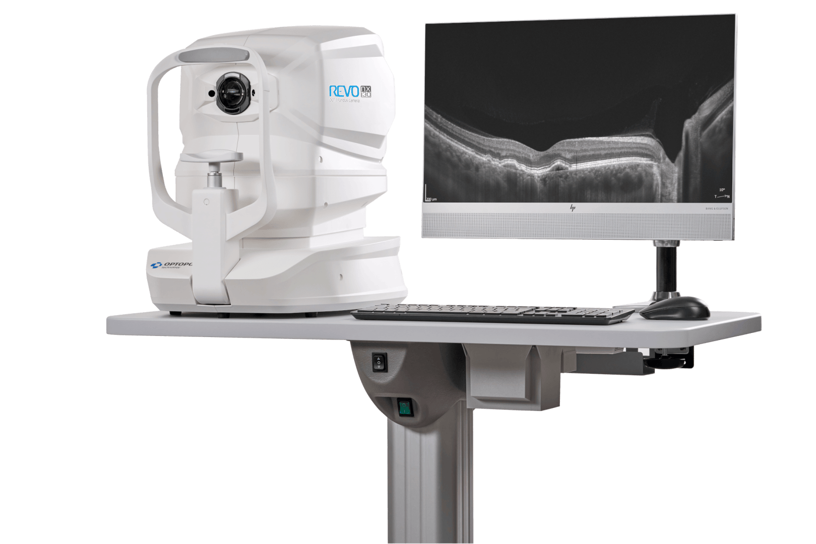 Ein weißes ophthalmisches Bildgebungsgerät mit der Bezeichnung REVO NX steht auf einem Tisch neben einem Computermonitor, auf dem ein detailliertes schwarz-weißes Querschnittsbild eines Augenscans angezeigt wird. Auf dem Schreibtisch liegen eine Tastatur und eine Maus.