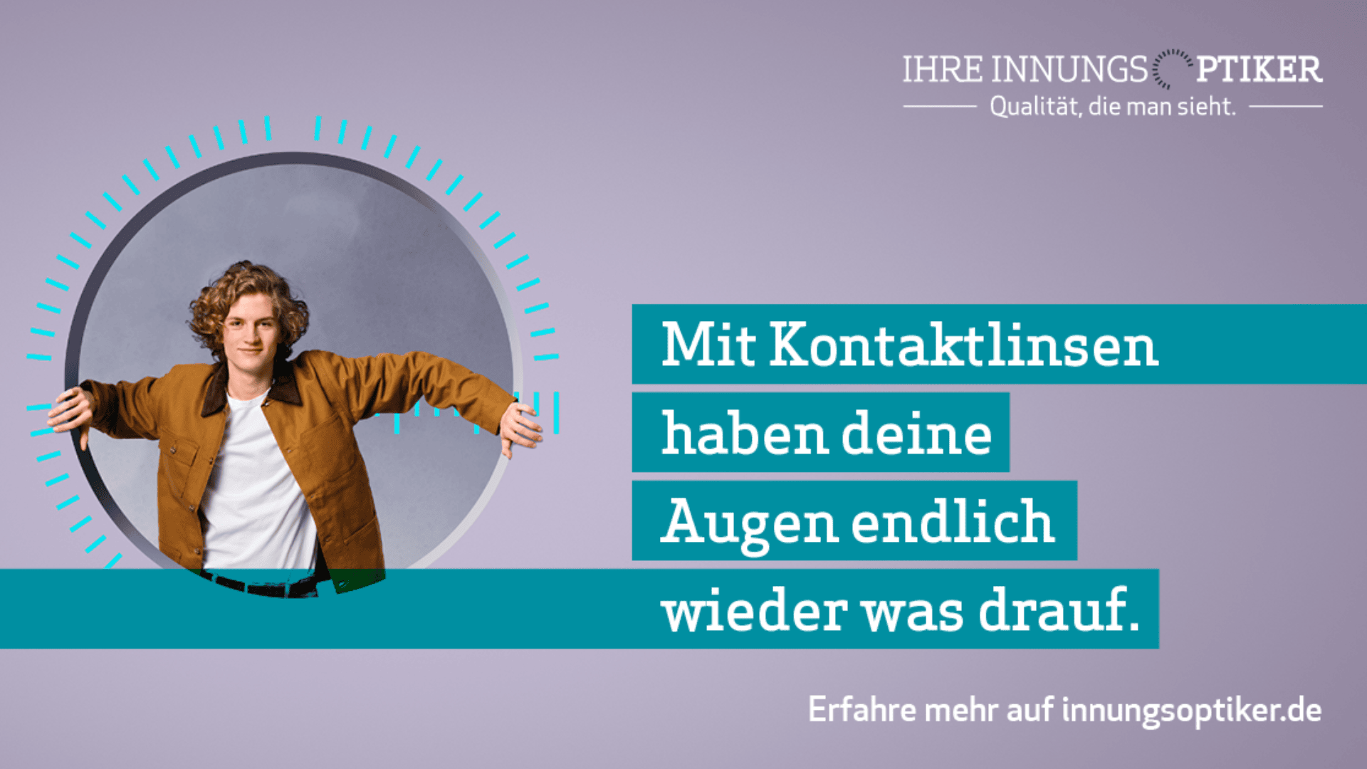 Ein junger Mann mit lockigem Haar steht lächelnd mit ausgebreiteten Armen vor einem lilafarbenen Hintergrund. Rechts daneben steht: „Mit Kontaktlinsen haben deine Augen endlich wieder was drauf.“.