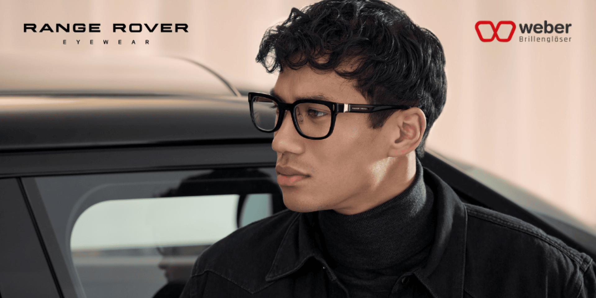 Ein Mann mit einer schwarz gerahmten Brille und einem schwarzen Rollkragenpullover steht neben einem Auto. In den oberen Ecken des Bildes sind die Logos von Range Rover Eyewear und Weber Brillenhäuser zu sehen.