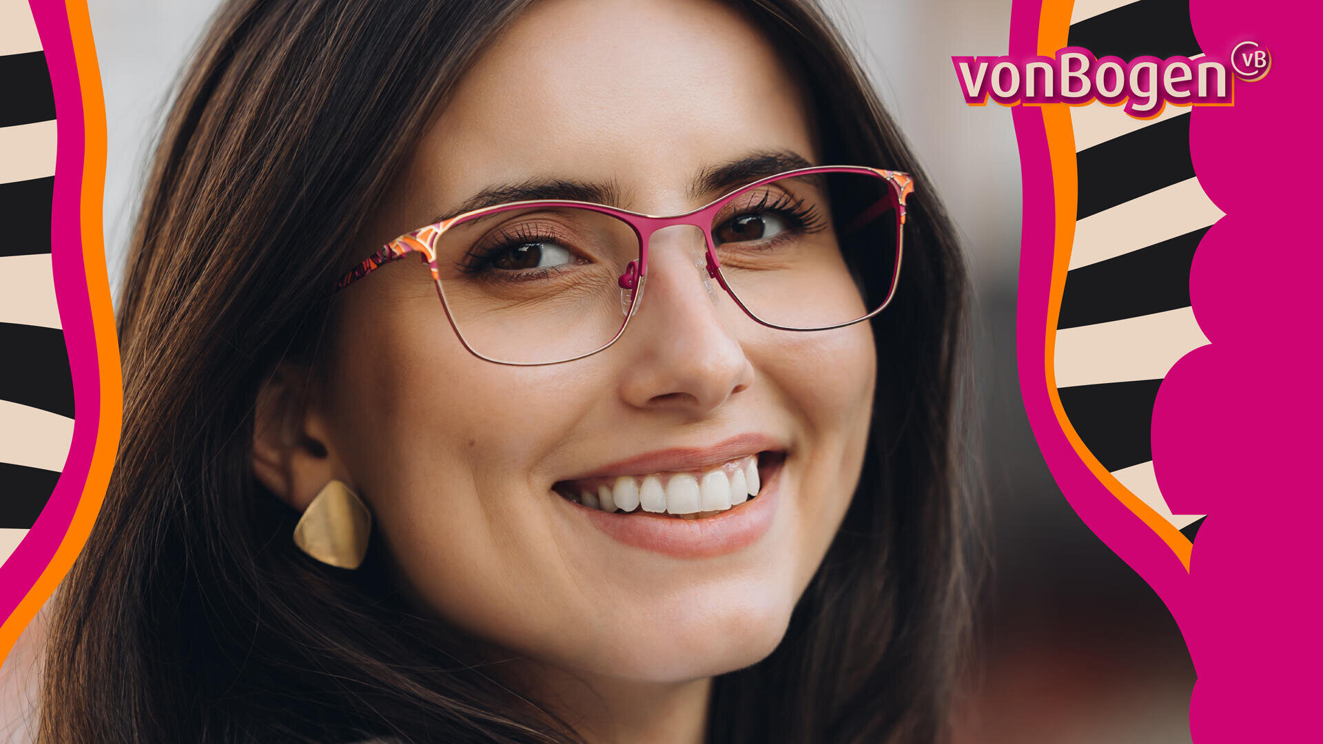 Eine lächelnde Frau mit langen dunklen Haaren trägt goldene Ohrringe und eine rosa Brille. Der Hintergrund ist mit bunten Wellenmustern und dem vonBogen-Logo in der oberen rechten Ecke versehen.